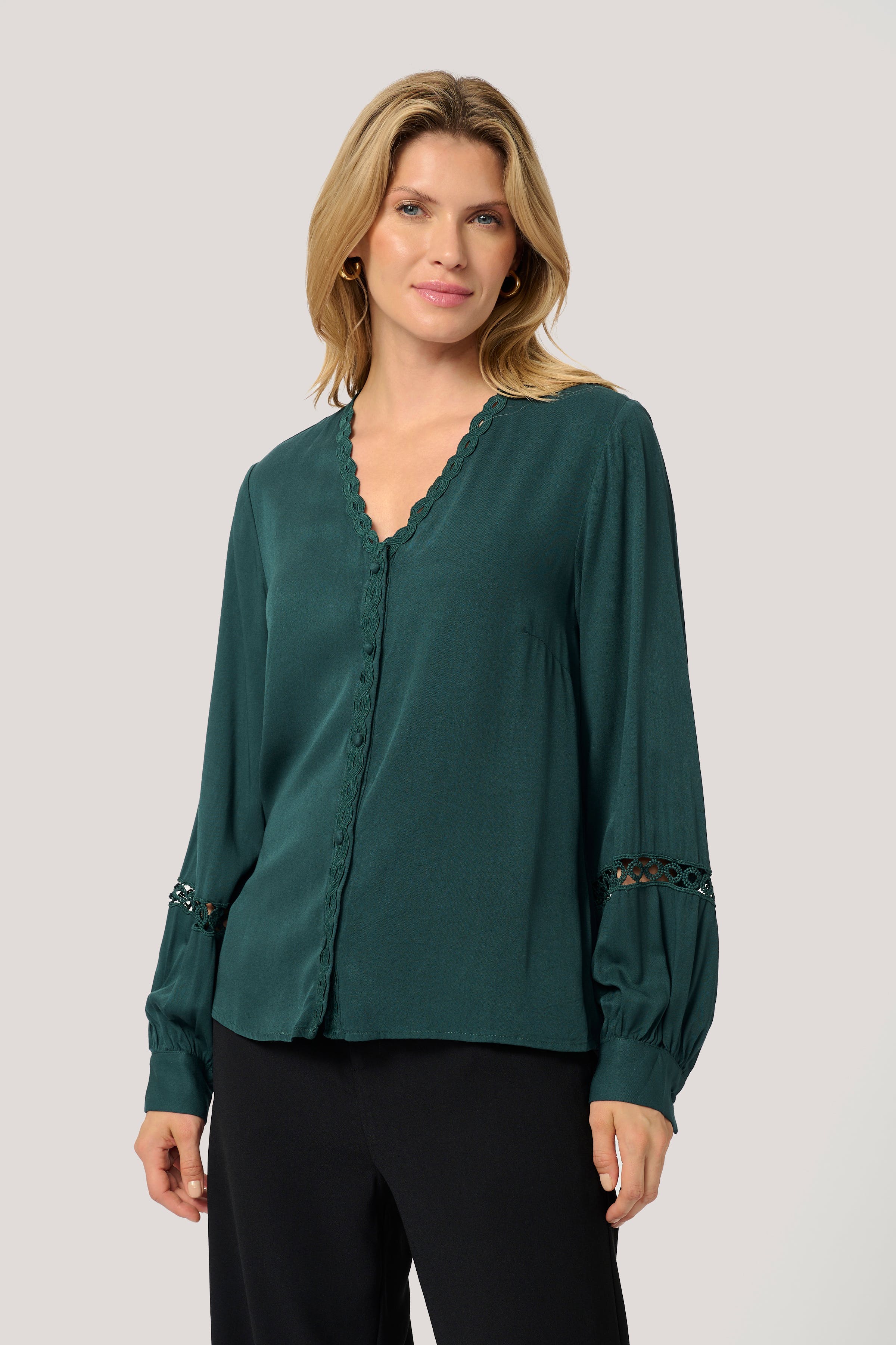 CRResi Blouse LOOKBOOK FRONT 10613736-195320