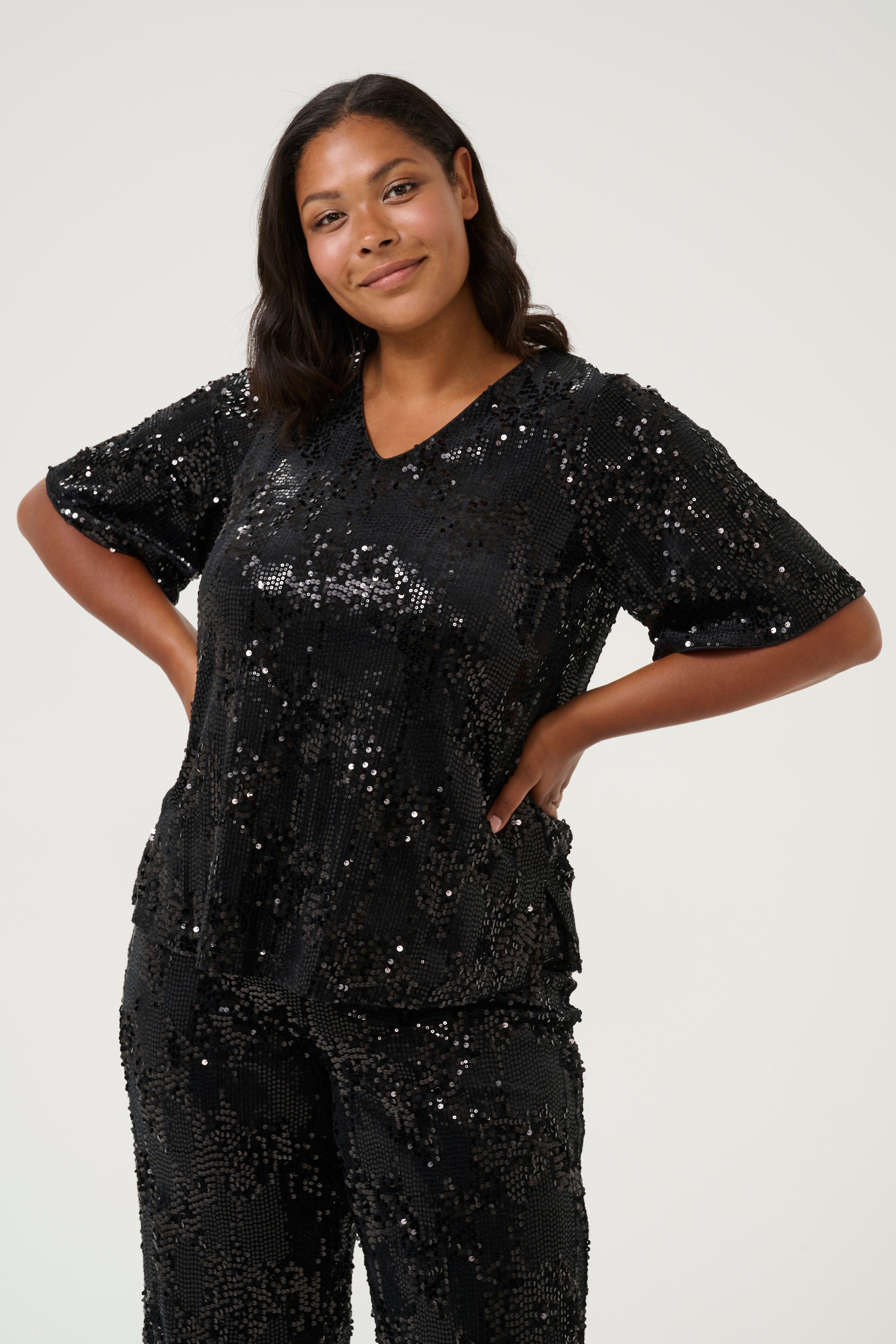 KCnicoleen Sequin T-shirt LOCATION NONE 10582727-100121