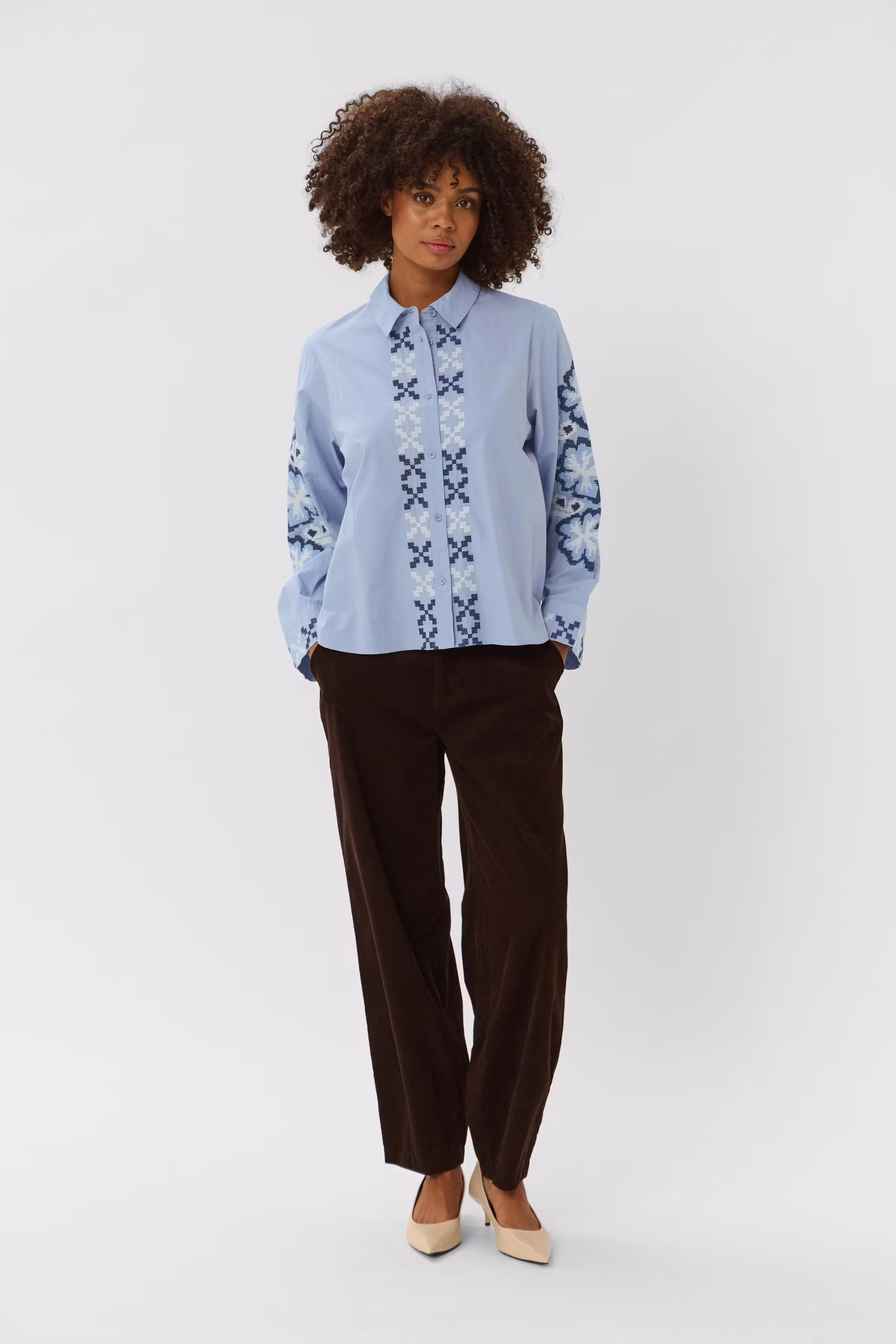 CUbreezy Skjorta med broderi LOOKBOOK FRONT 50112708-1000468