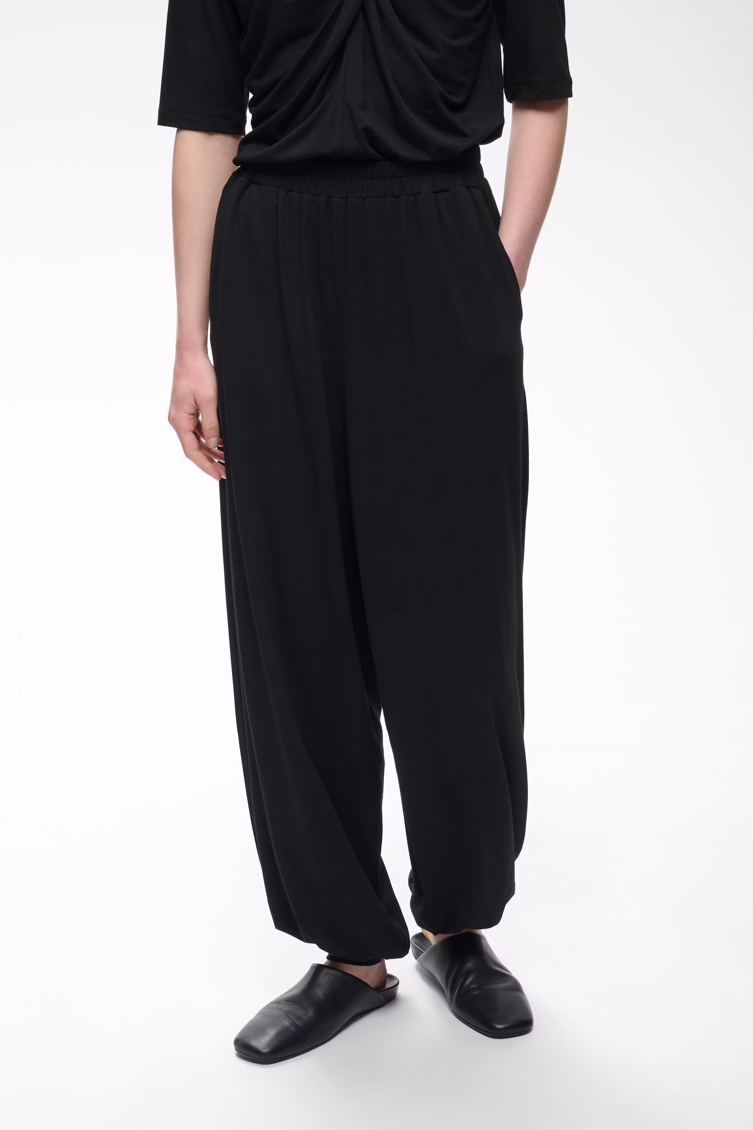 TalishaIW Hose LOOKBOOK FRONT 30111321-194008