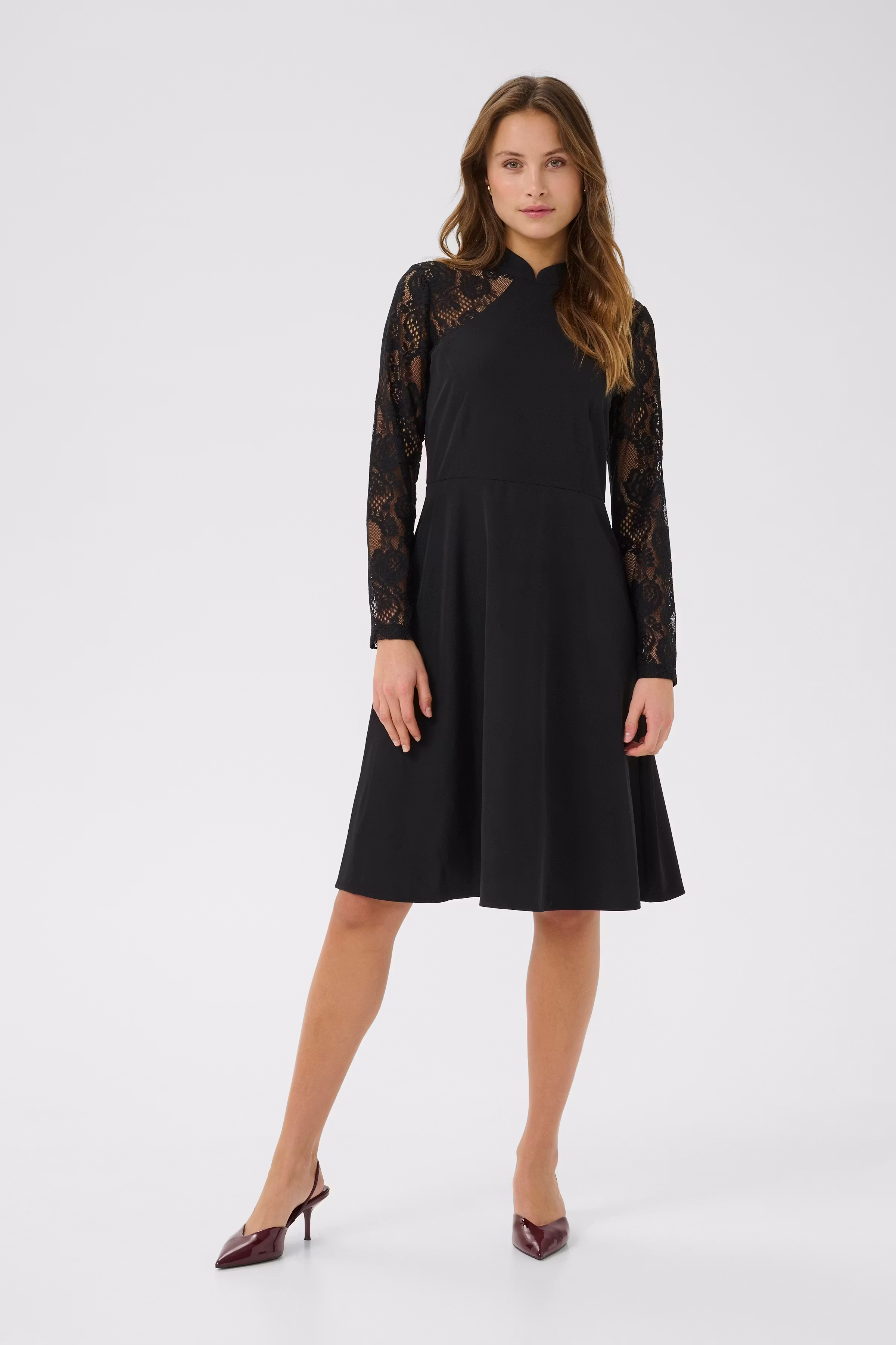 CUpiona Kleid mit Spitzendetails LOOKBOOK FRONT 50112655-500012