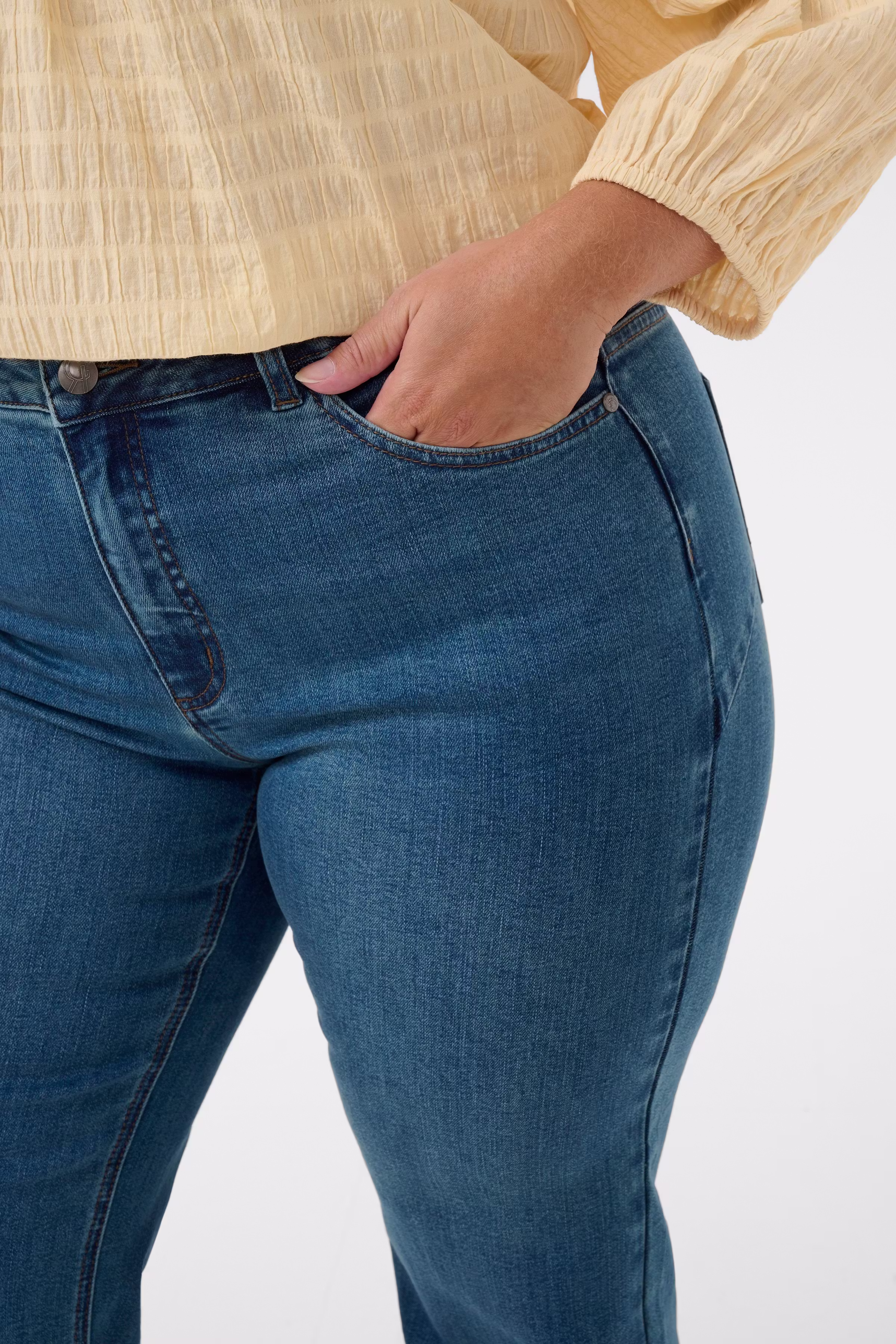 KCflora Flared Jeans LOOKBOOK DETAIL 10583711-102272
