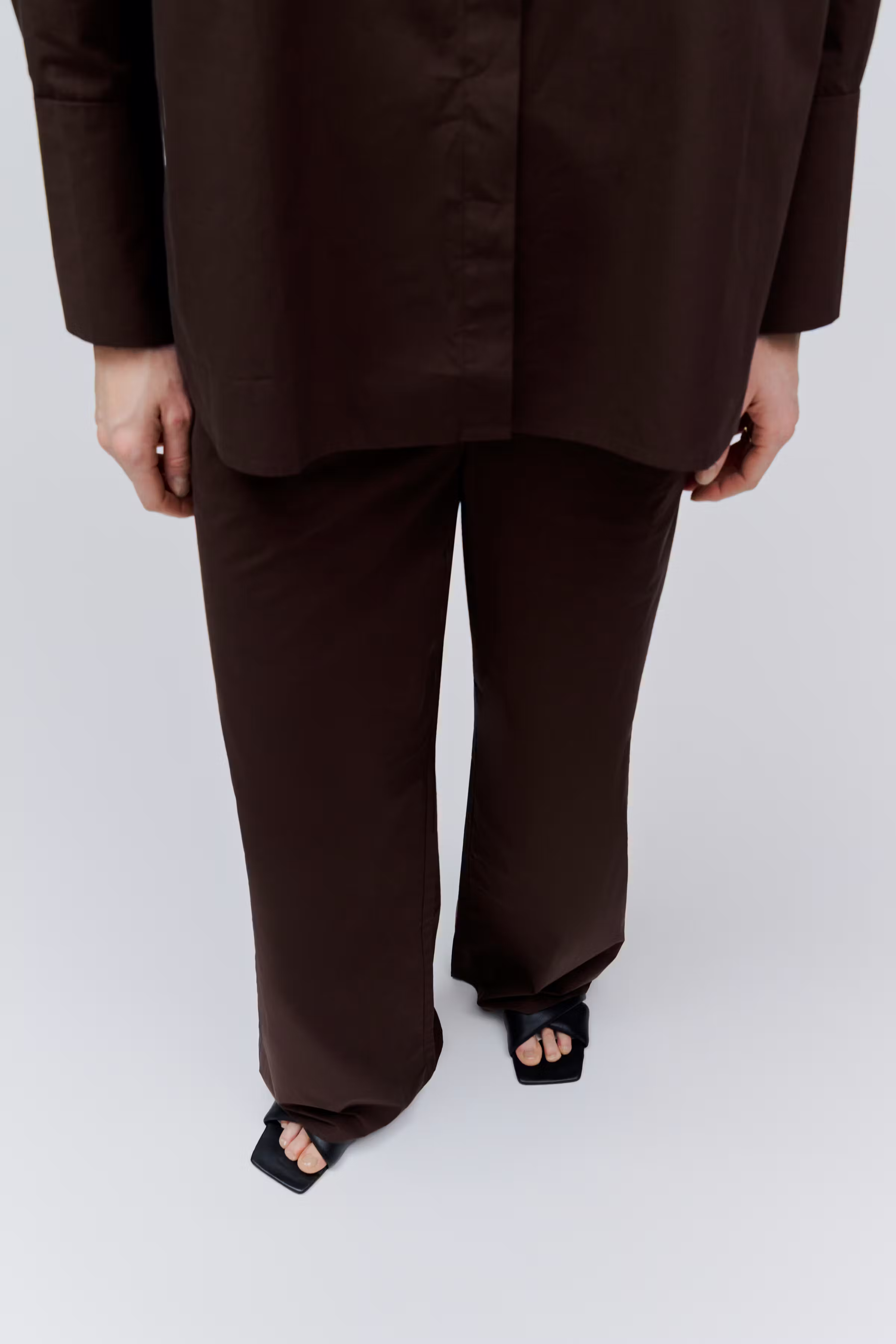 Pia Trousers LOOKBOOK FRONT 30600647-BR280