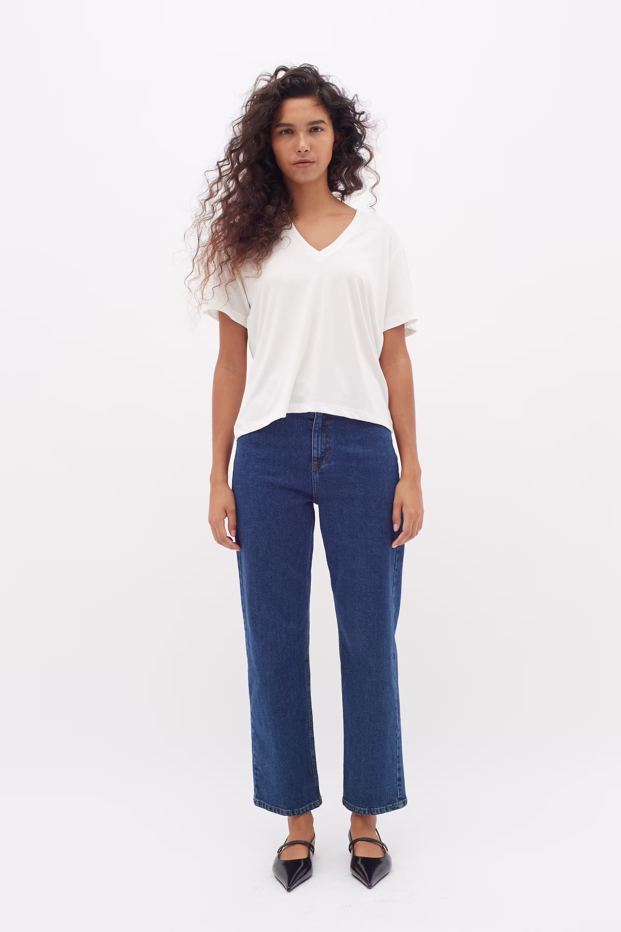 LilianaIW Base V-Neck T-shirt LOOKBOOK FRONT 30109353-110701