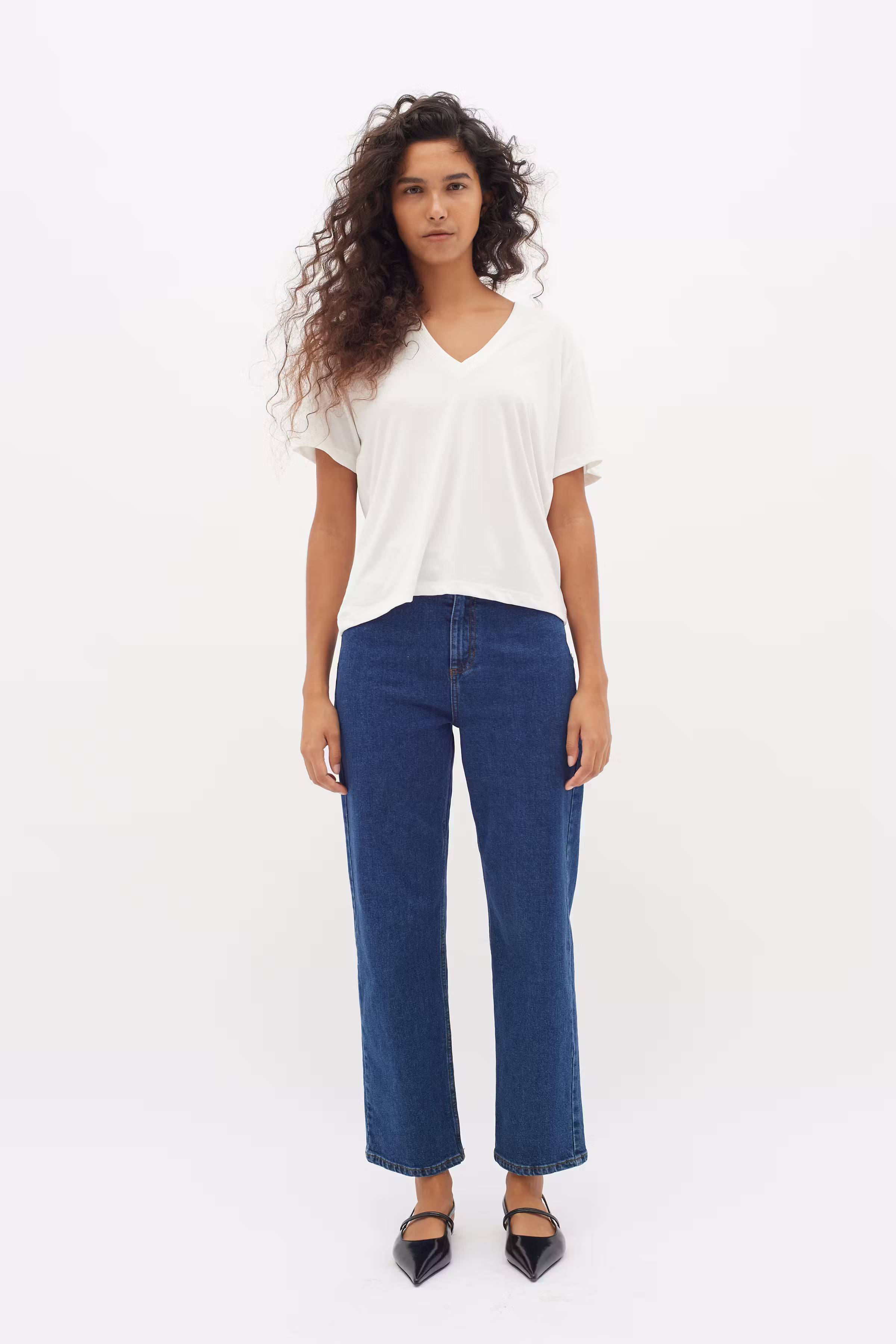 LilianaIW Base V-Neck T-shirt LOOKBOOK FRONT 30109353-110701