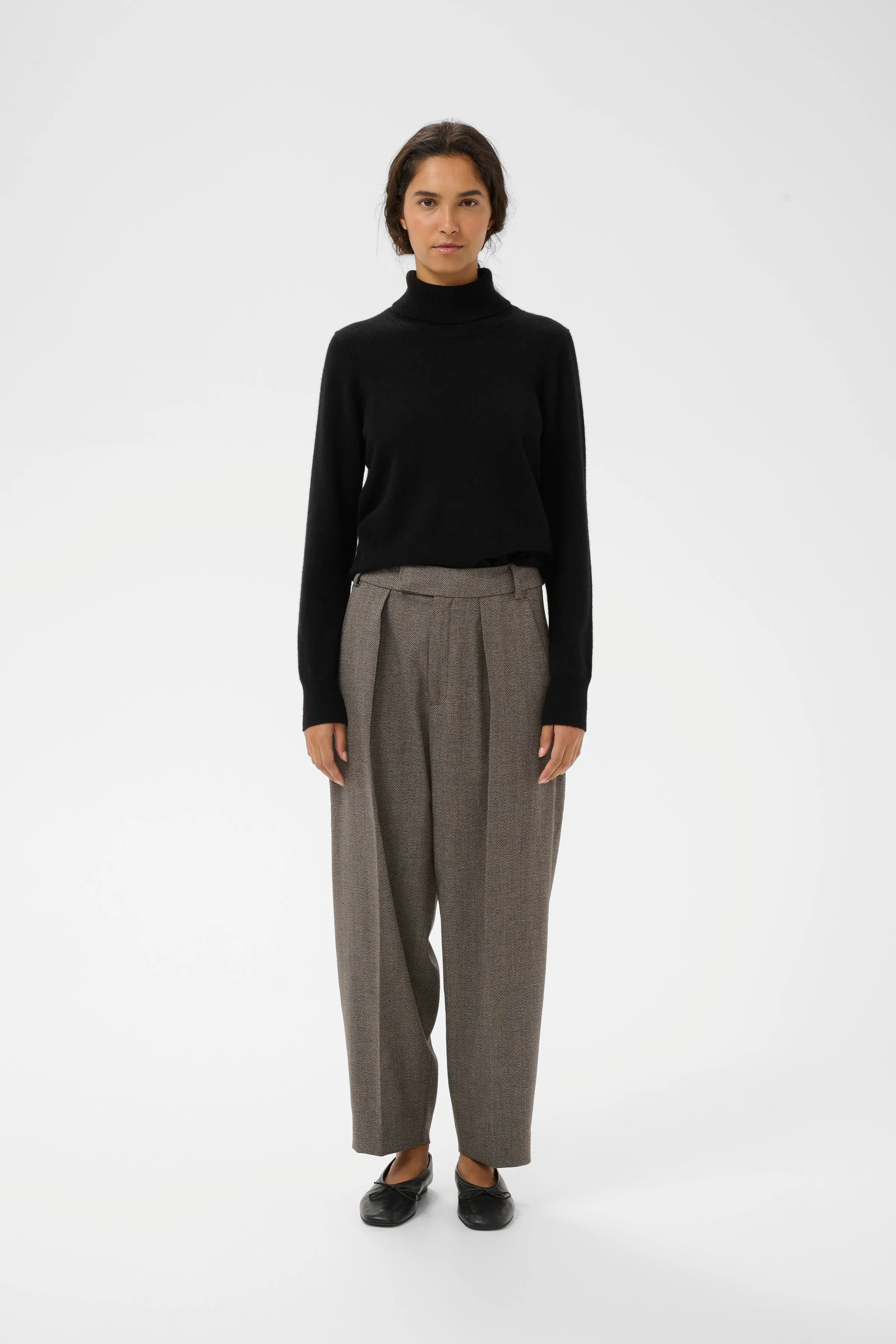 KahlaIW Pleated Byxor LOOKBOOK FRONT 30109734-191518