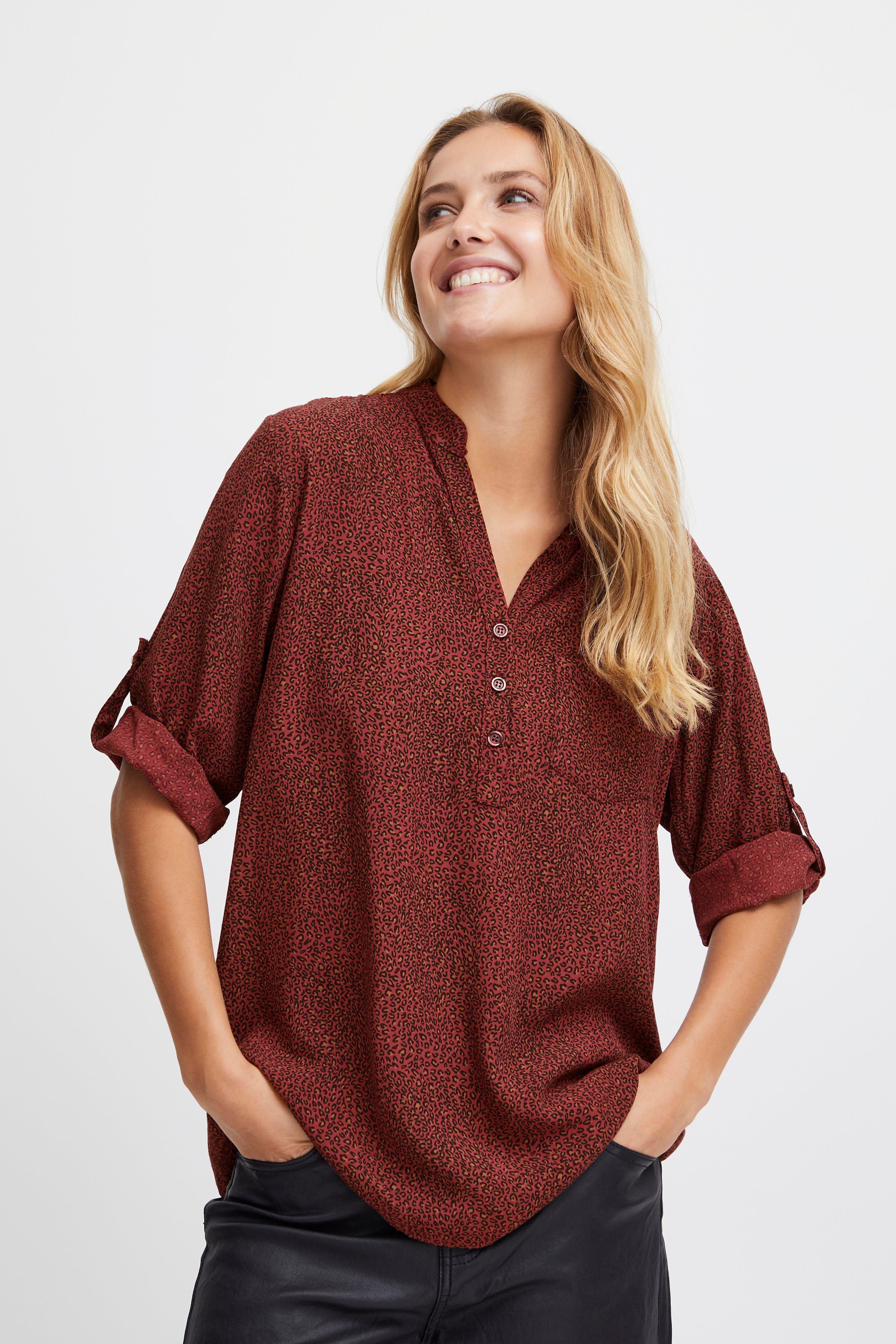 SBRAFIA Bluse LOOKBOOK FRONT 22100341-191543