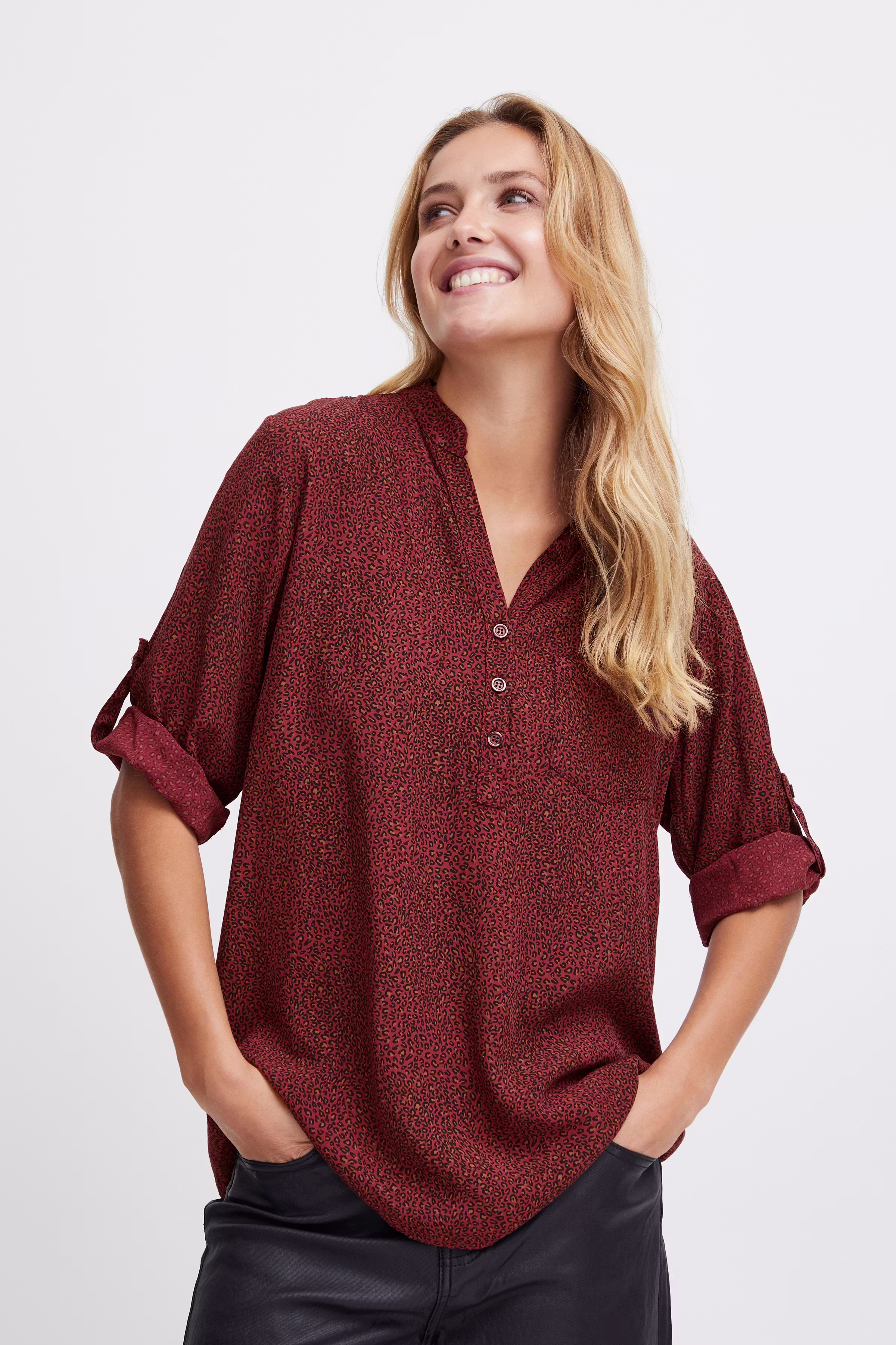 SBRAFIA Bluse LOOKBOOK FRONT 22100341-191543