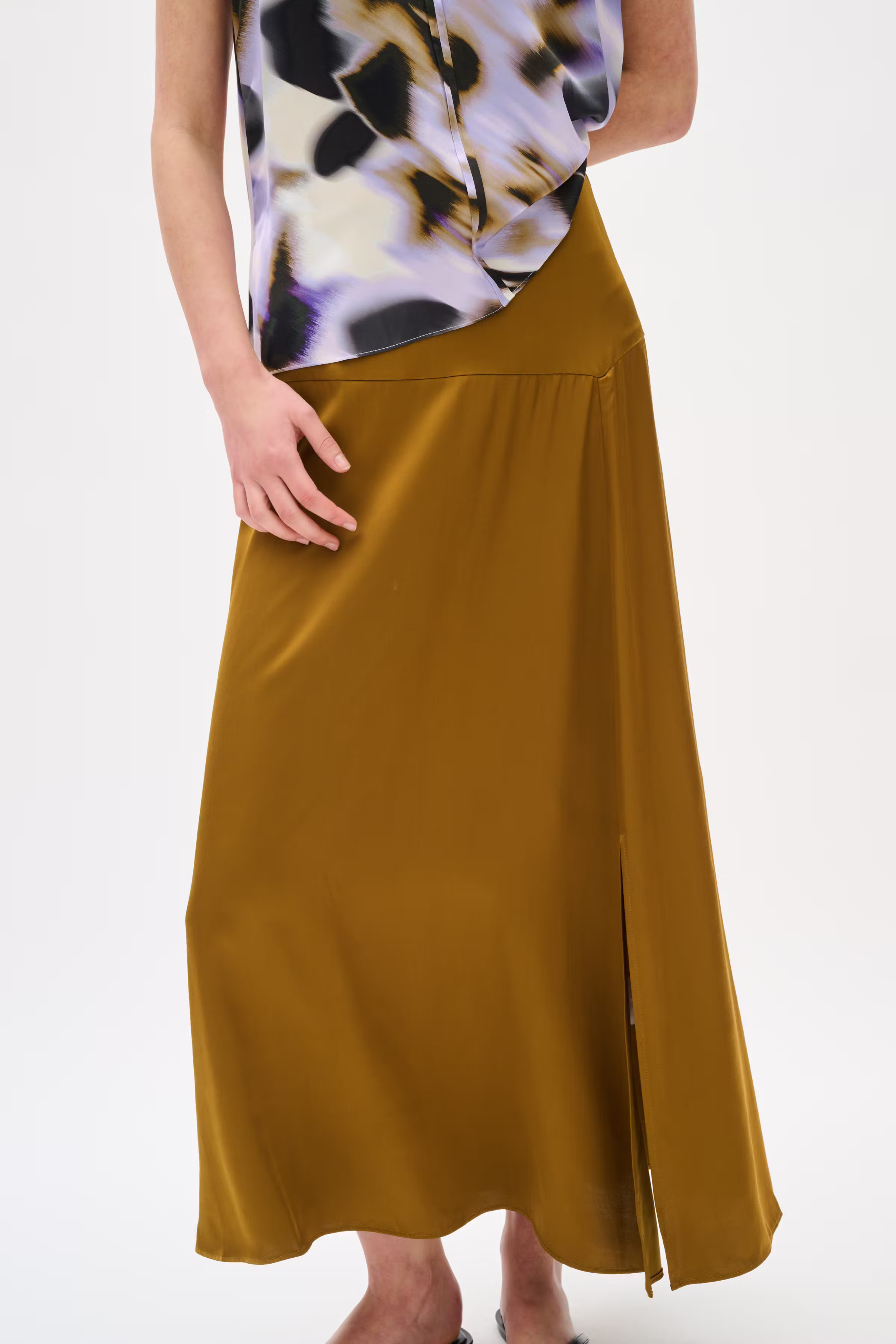 KaylaIW Skirt LOOKBOOK FRONT 30110695-180840