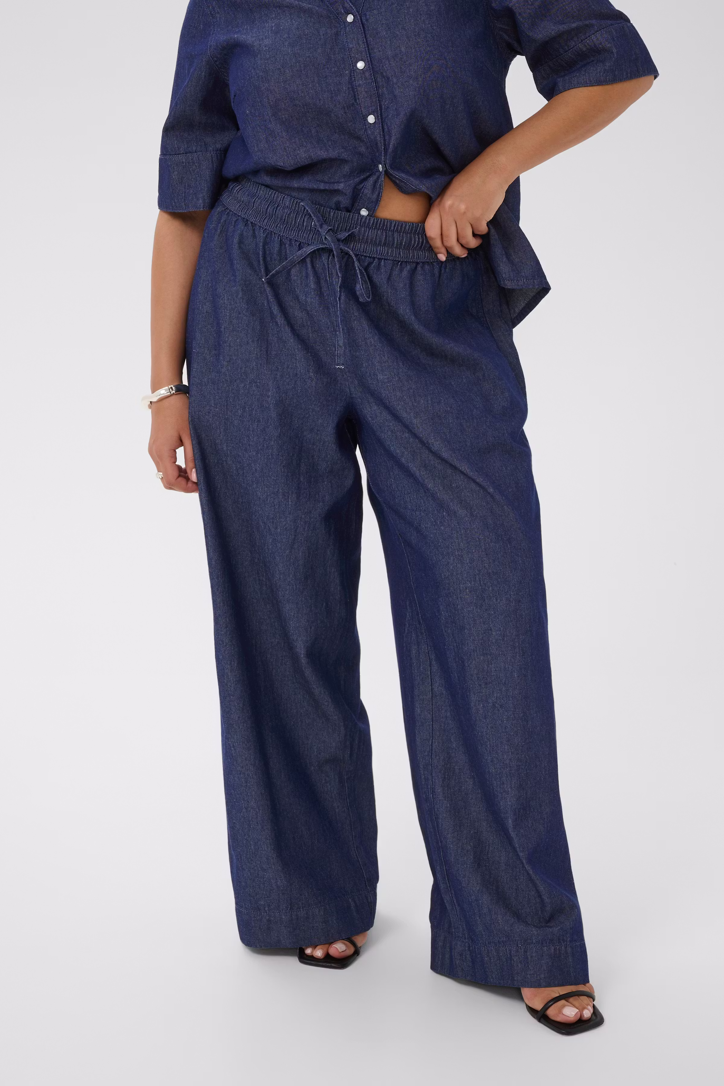 KCjada Hose LOOKBOOK FRONT 10584170-107709