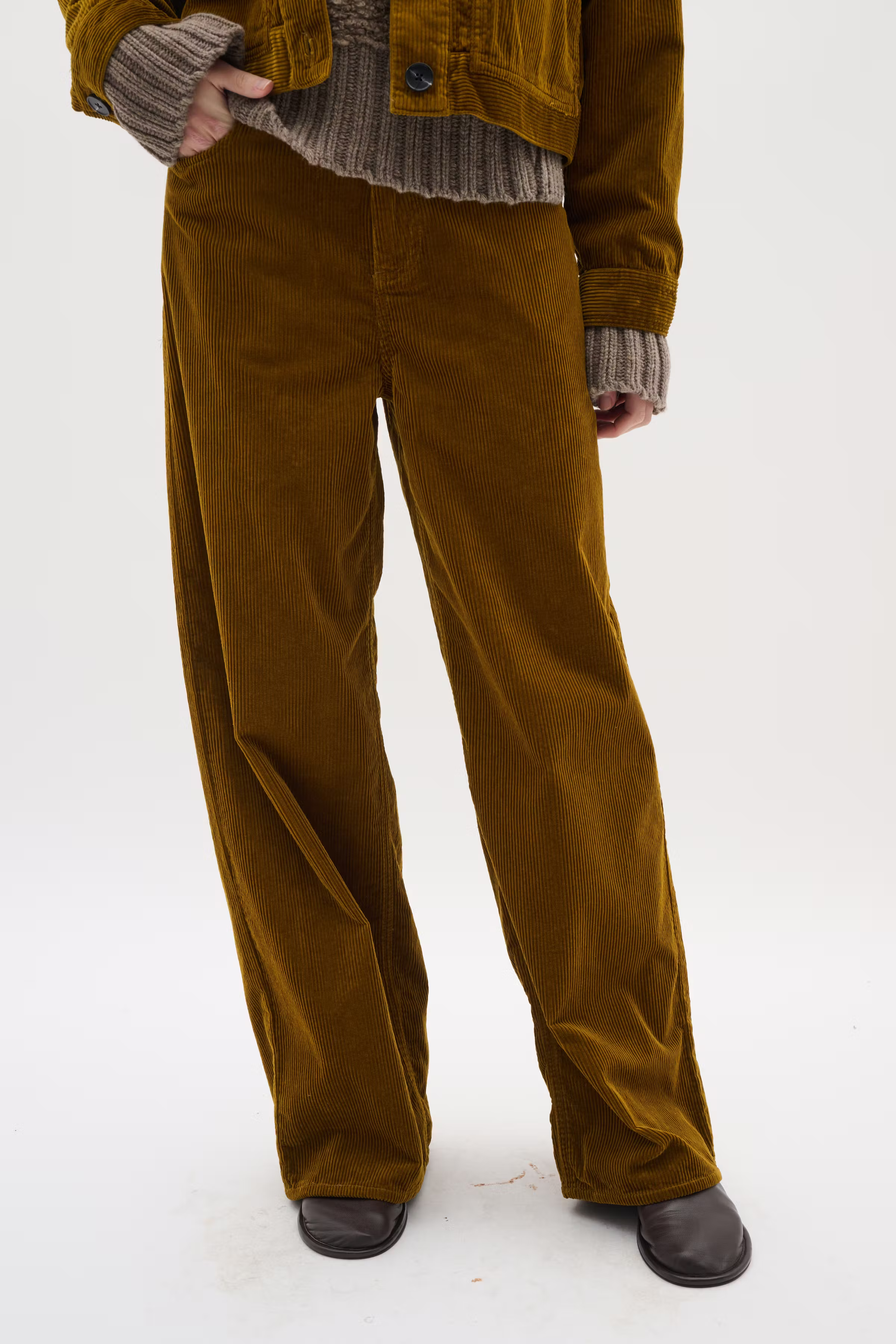 NanetteIW Wide Bukser LOOKBOOK FRONT 30110978-180840