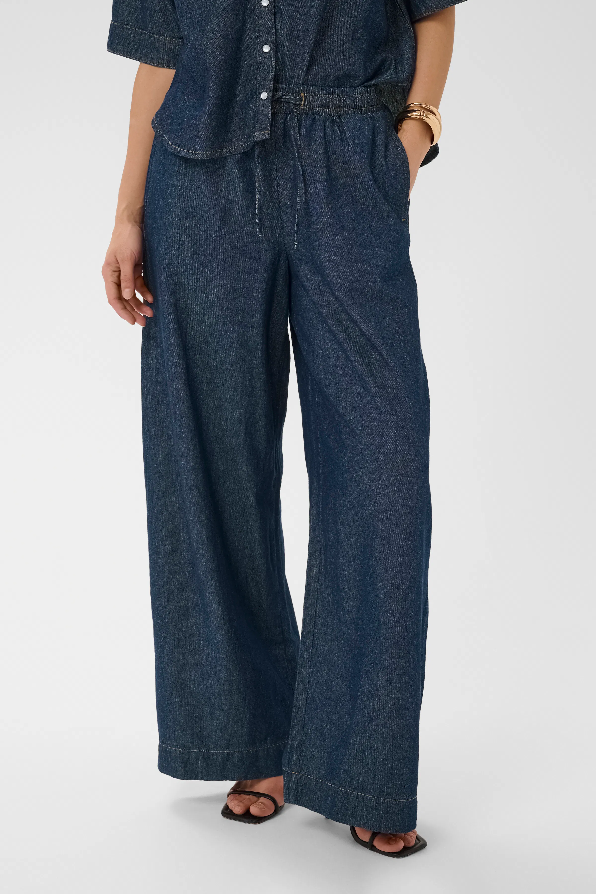 KAsakura Long Pants in black deep colour | KAFFE Clothing