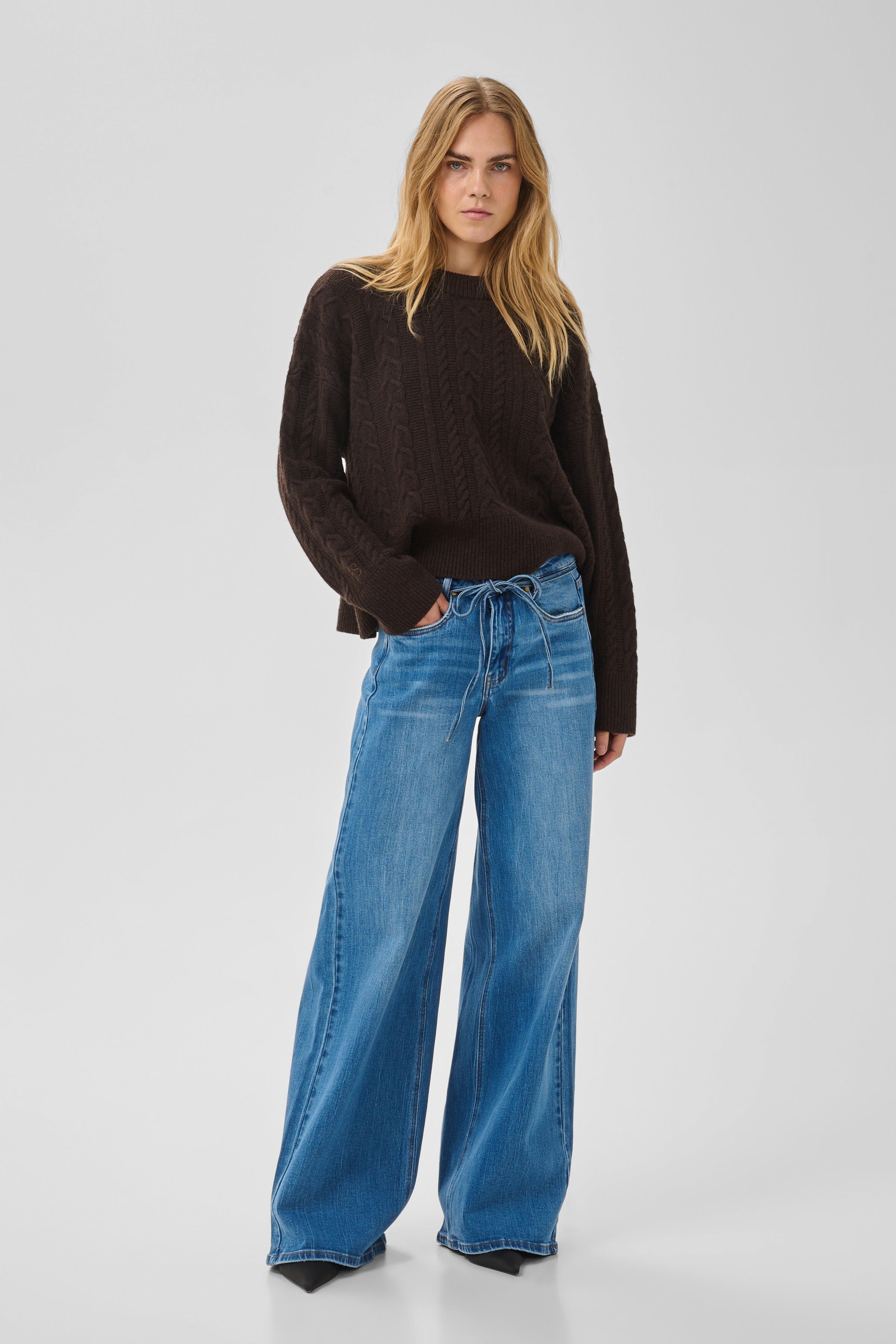 MWKaro 144 Mid X-Wide Jeans LOOKBOOK FRONT 10705256-100053