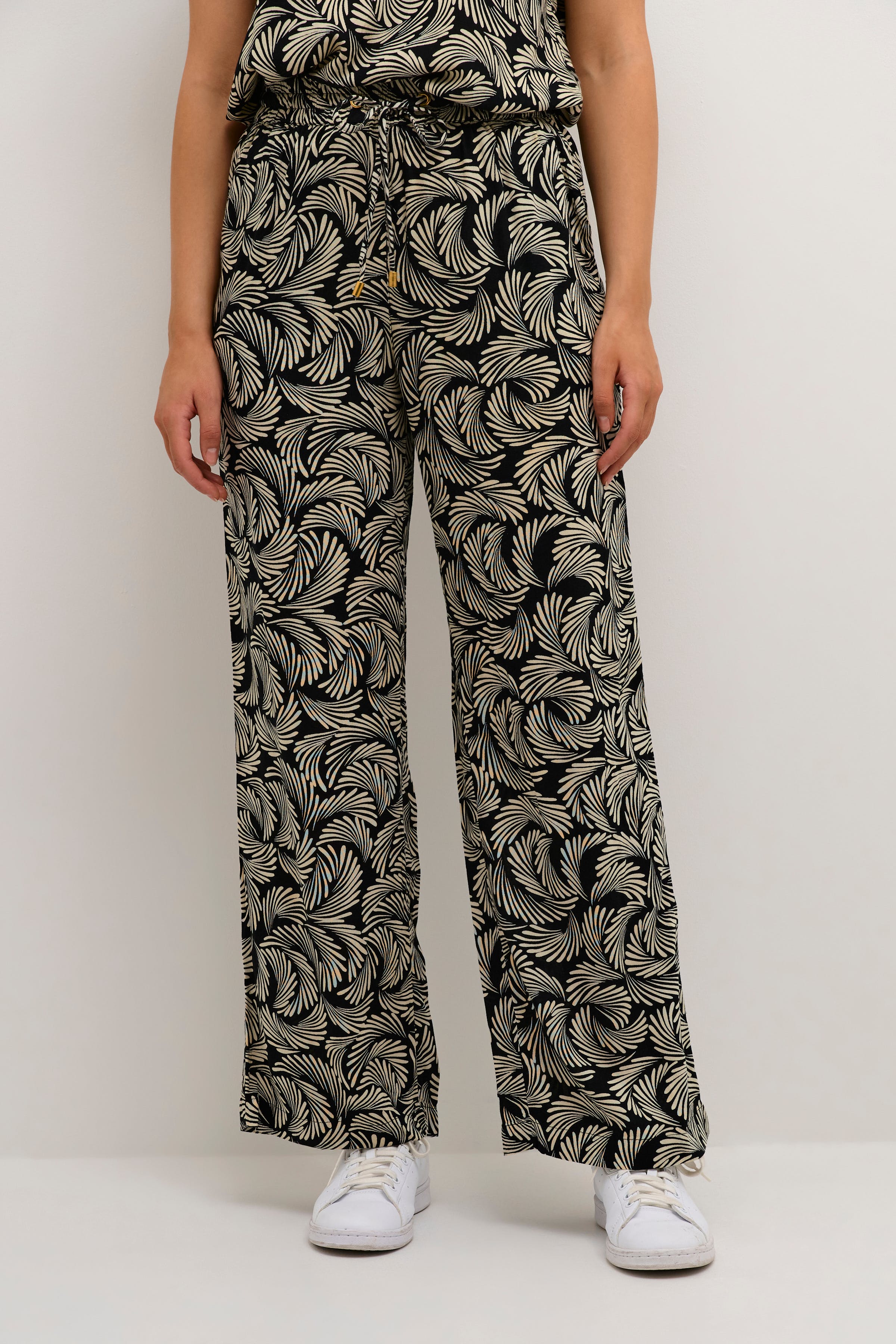 KAmarta Trousers LOOKBOOK FRONT 10507647-104492