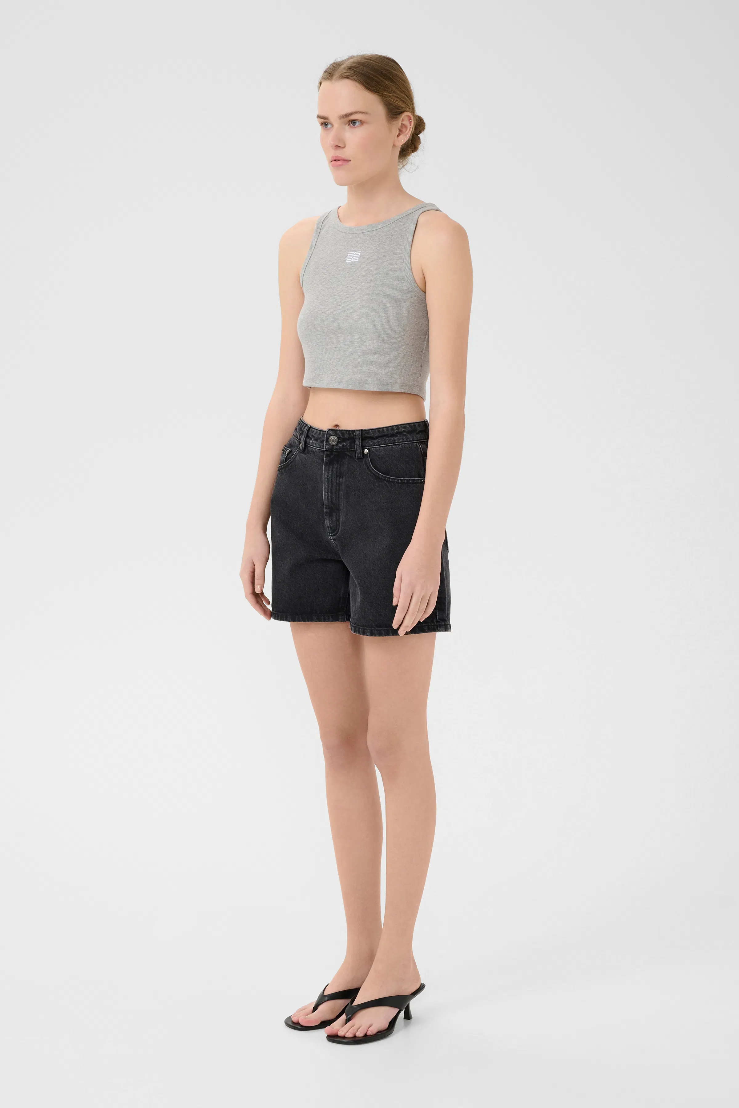 GZdena Shorts LOOKBOOK FRONT 10910525-100010