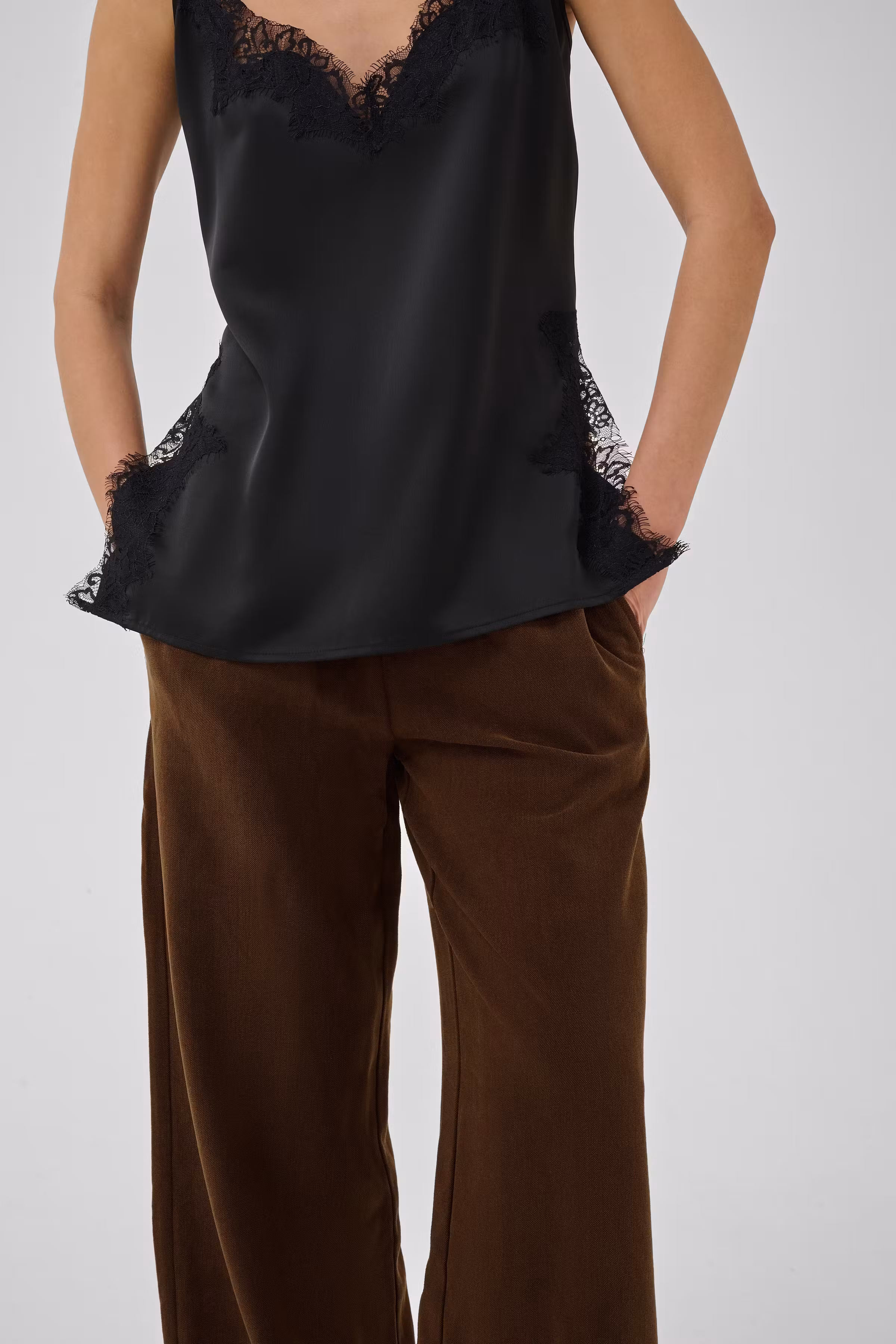 MWDora Byxor LOOKBOOK DETAIL 10705676-181027
