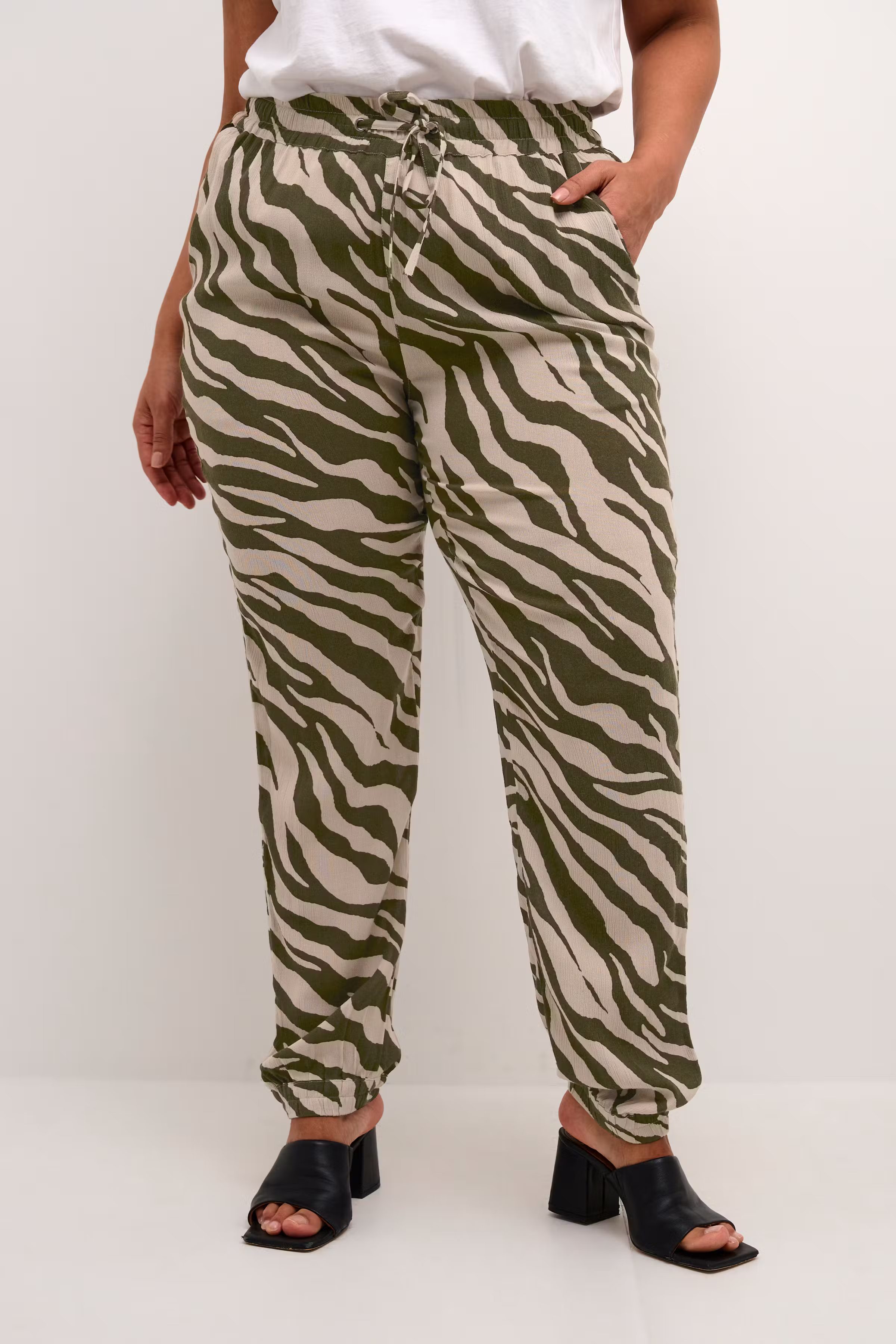 KCmarca Hose LOOKBOOK FRONT 10581681-106060