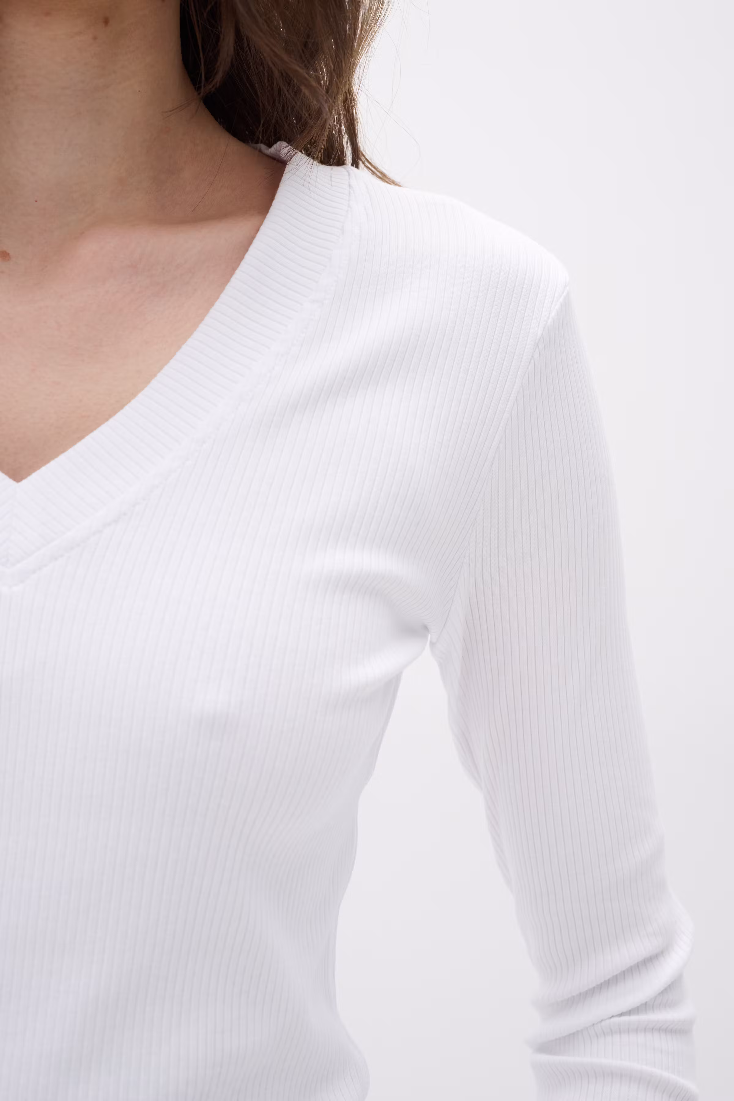 DagnaIW V-Neck T-shirt LOOKBOOK DETAIL 30109586-300001