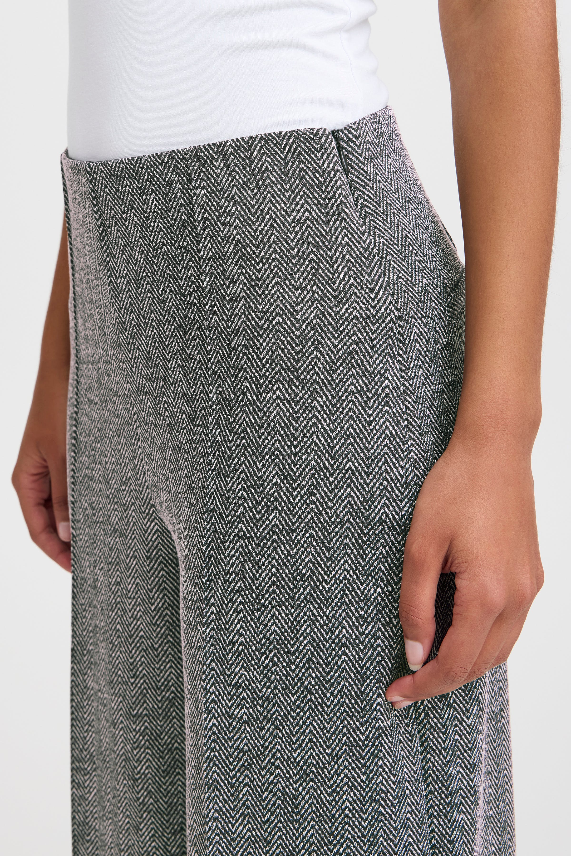 IHKATE Trousers LOOKBOOK DETAIL 20121602-203523