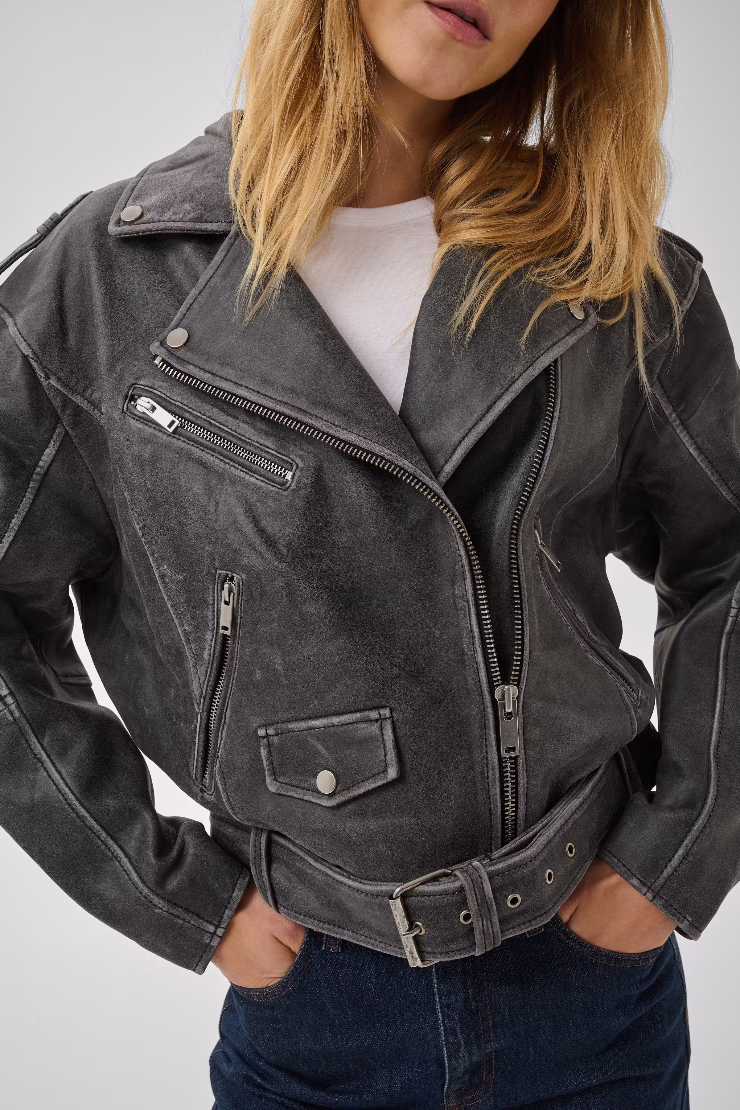 01 THE GILO LEATHER JACKET LOOKBOOK DETAIL 10703819-100081