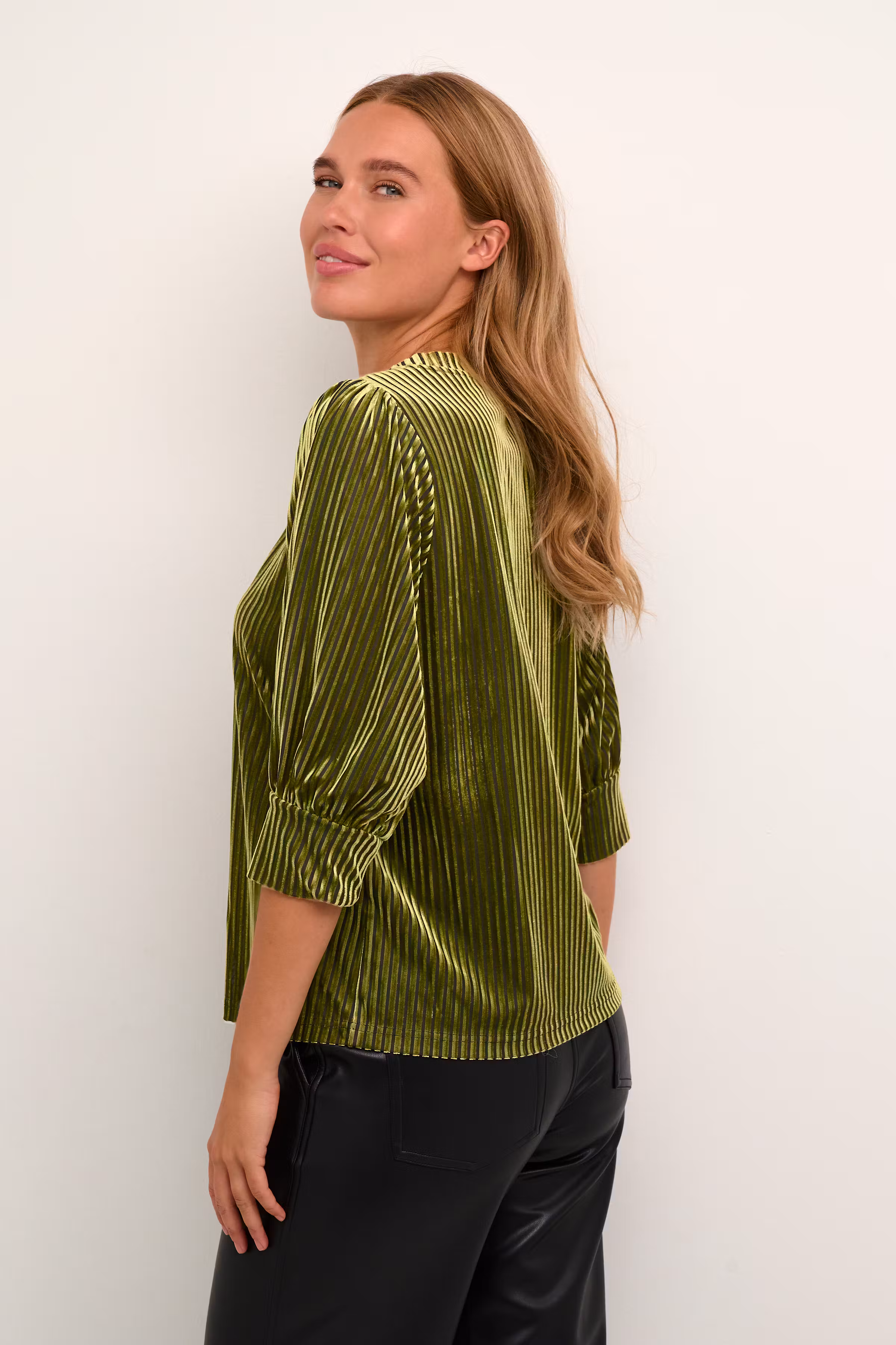 KAcaca Velourbluse LOOKBOOK BACK 10503887-170636