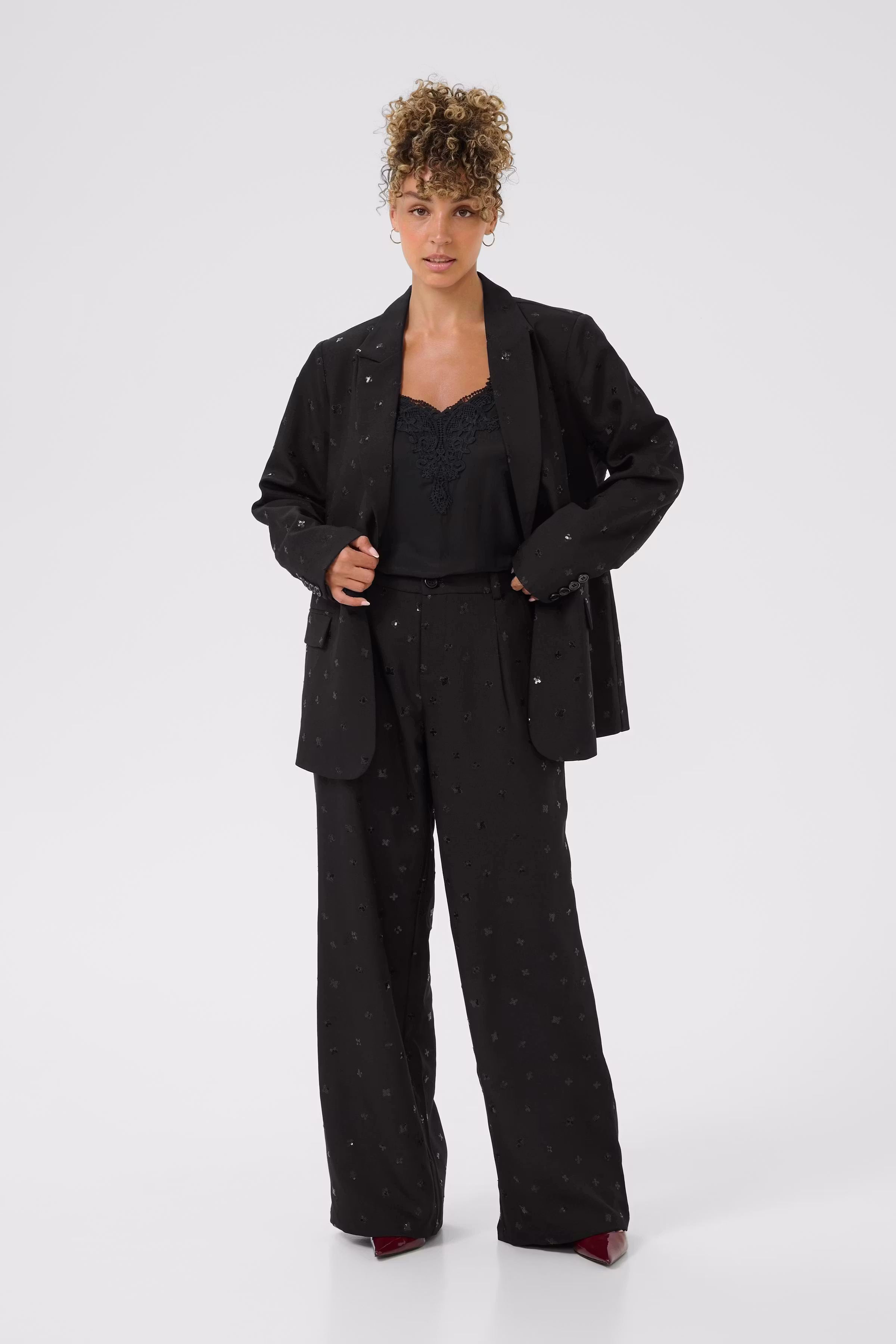 CRLona Blazer LOOKBOOK FRONT 10614371-100120