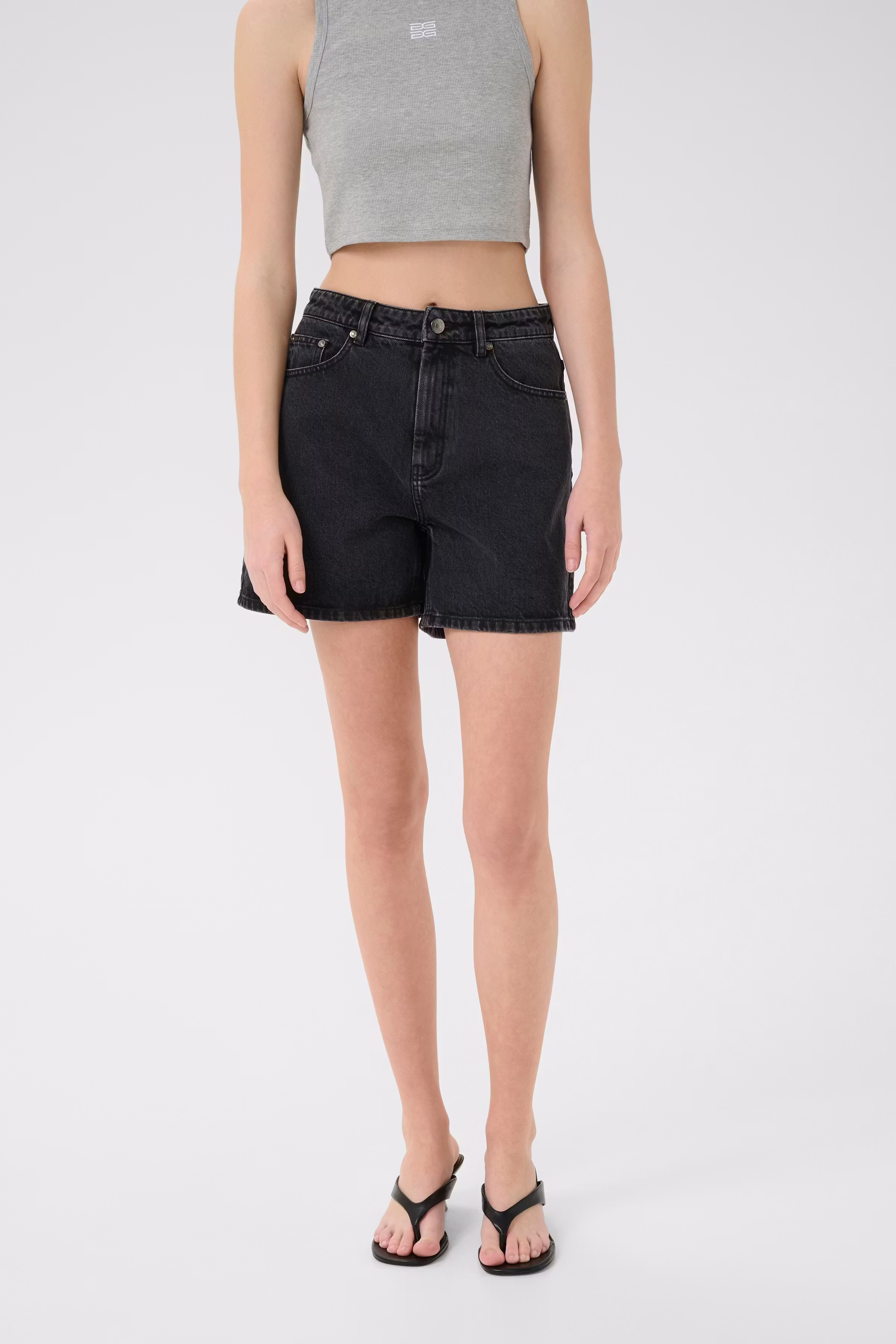 GZdena Shorts LOOKBOOK FRONT 10910525-100010