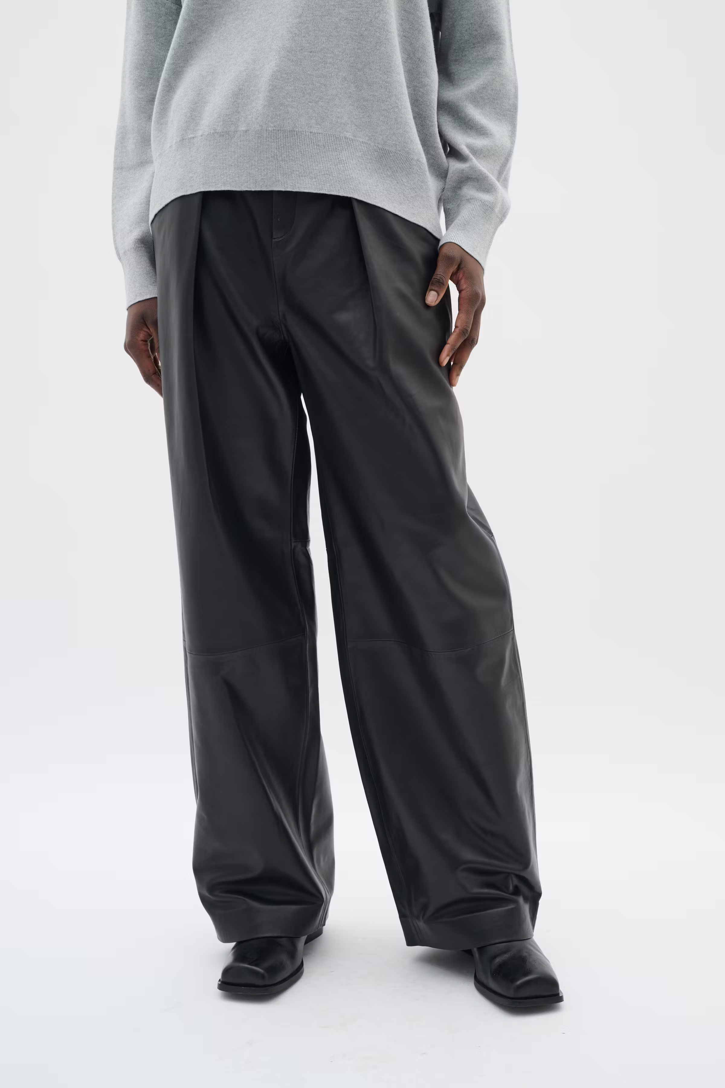 BrodiaIW Byxor LOOKBOOK FRONT 30110997-194008