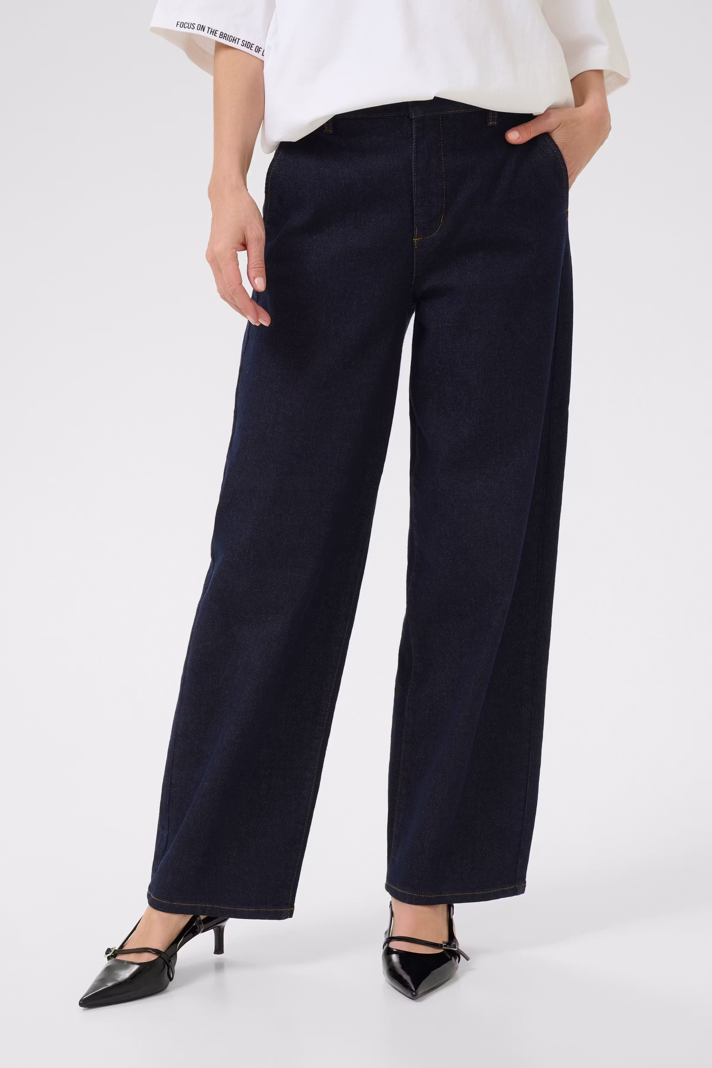 CRVisti Straight Leg Jeans LOOKBOOK FRONT 10613942-108126