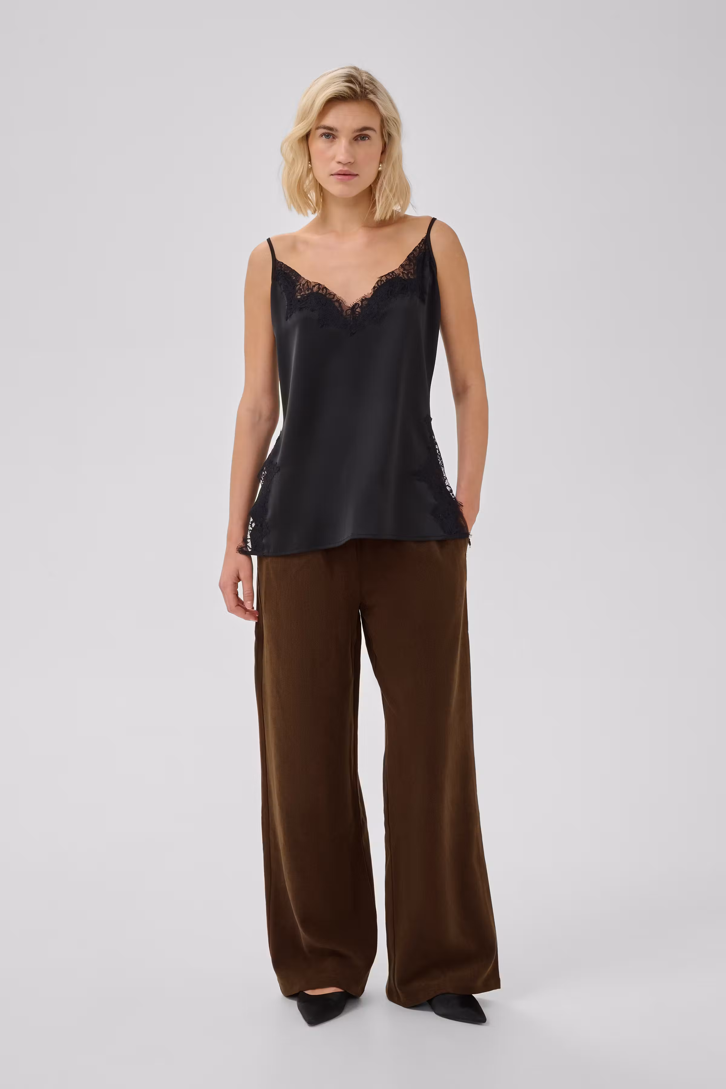 MWDora Byxor LOOKBOOK FRONT 10705676-181027