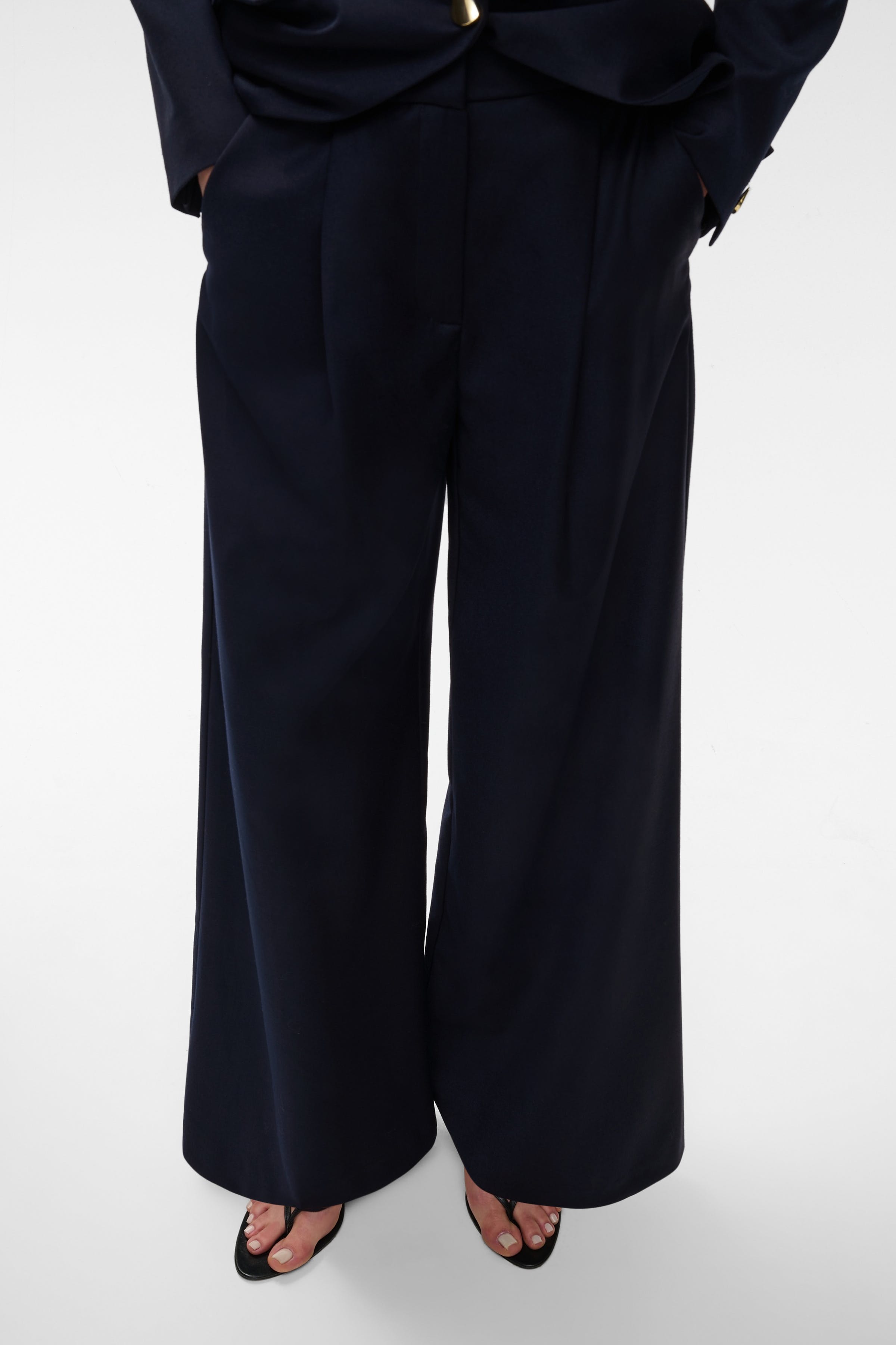 IOPriscilla Trousers LOOKBOOK FRONT 30600060-BL900