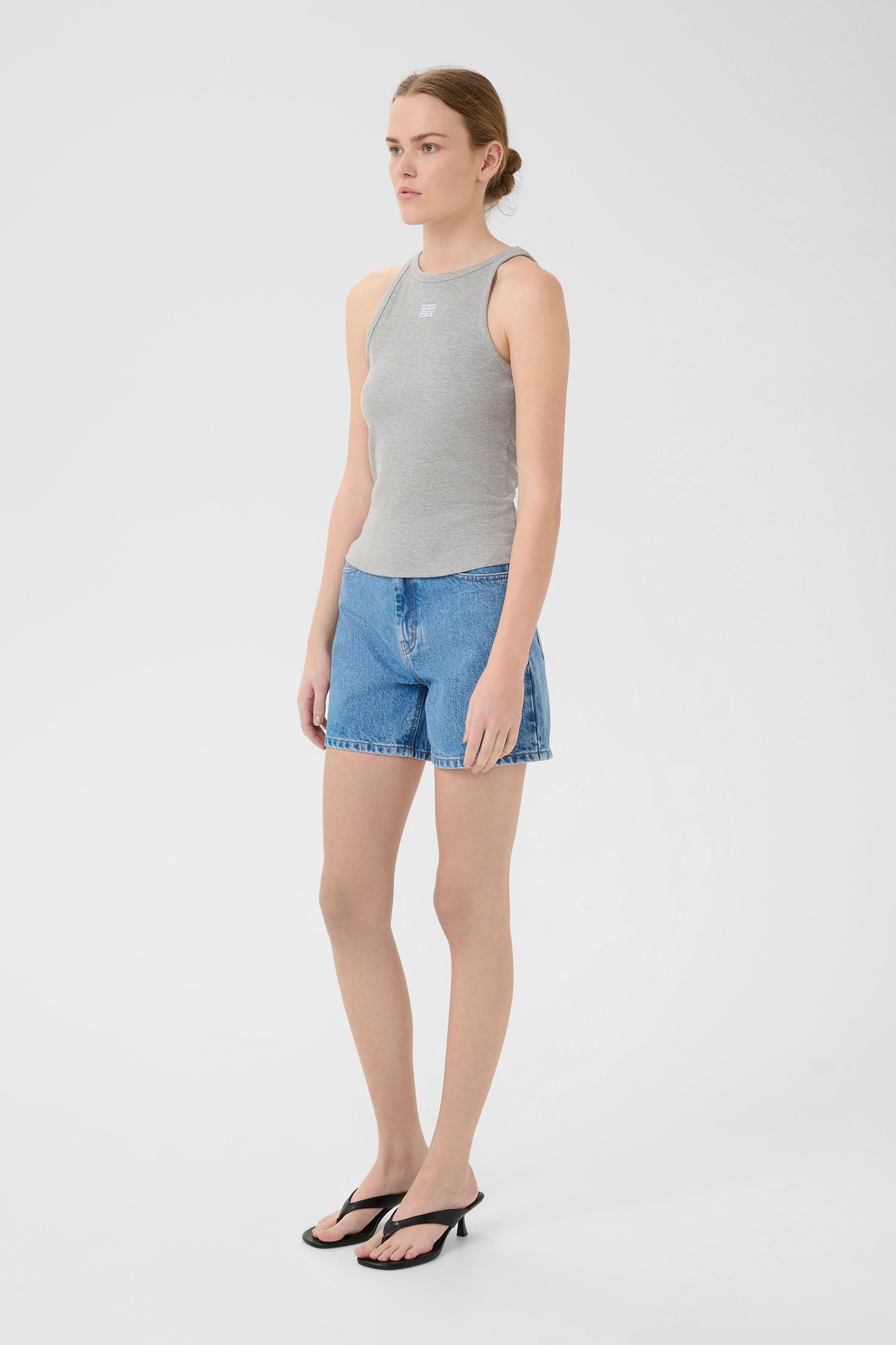 GZdena Shorts LOOKBOOK FRONT 10910525-101120