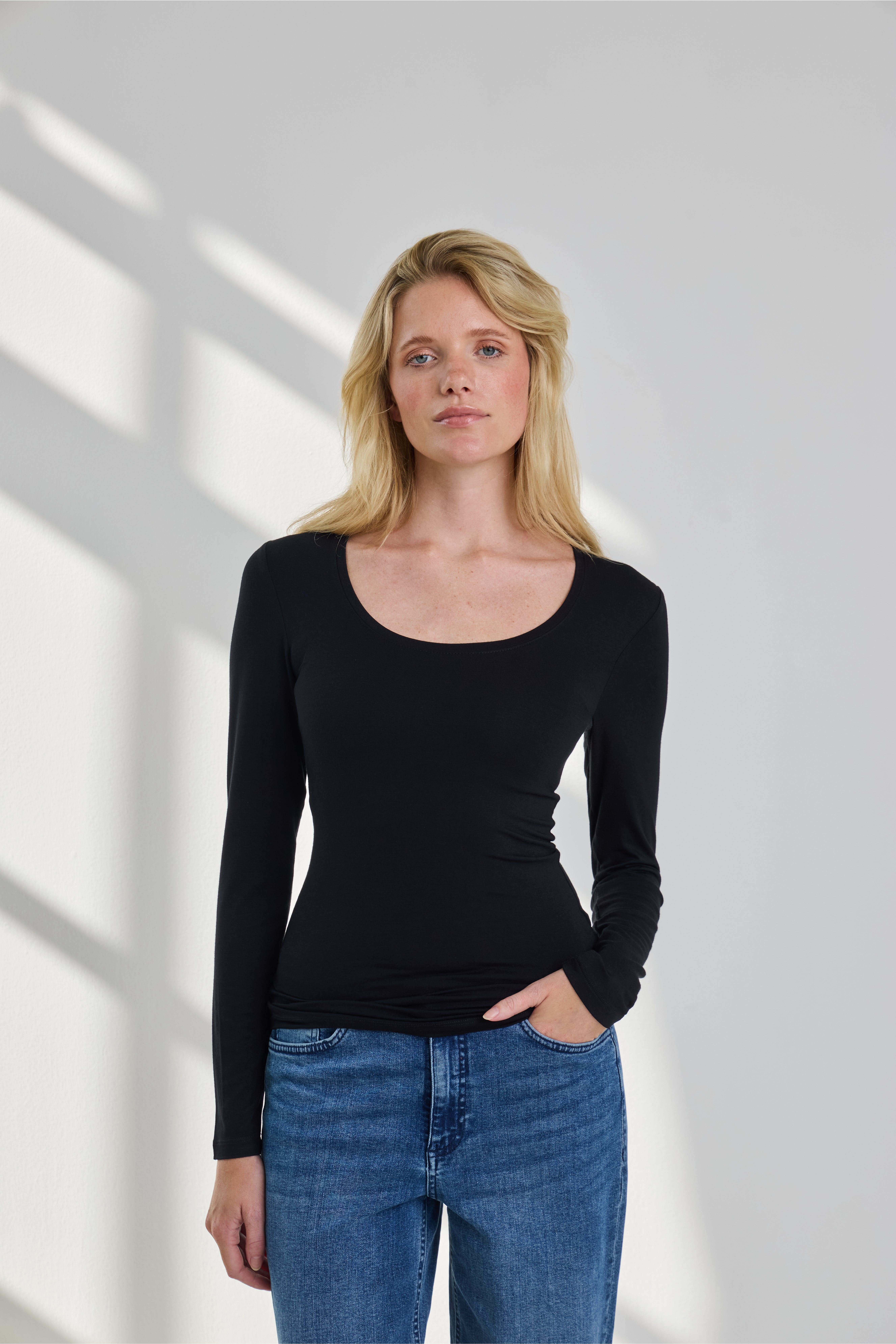 IHZOLA T-shirt LOCATION NONE 20120346-194008