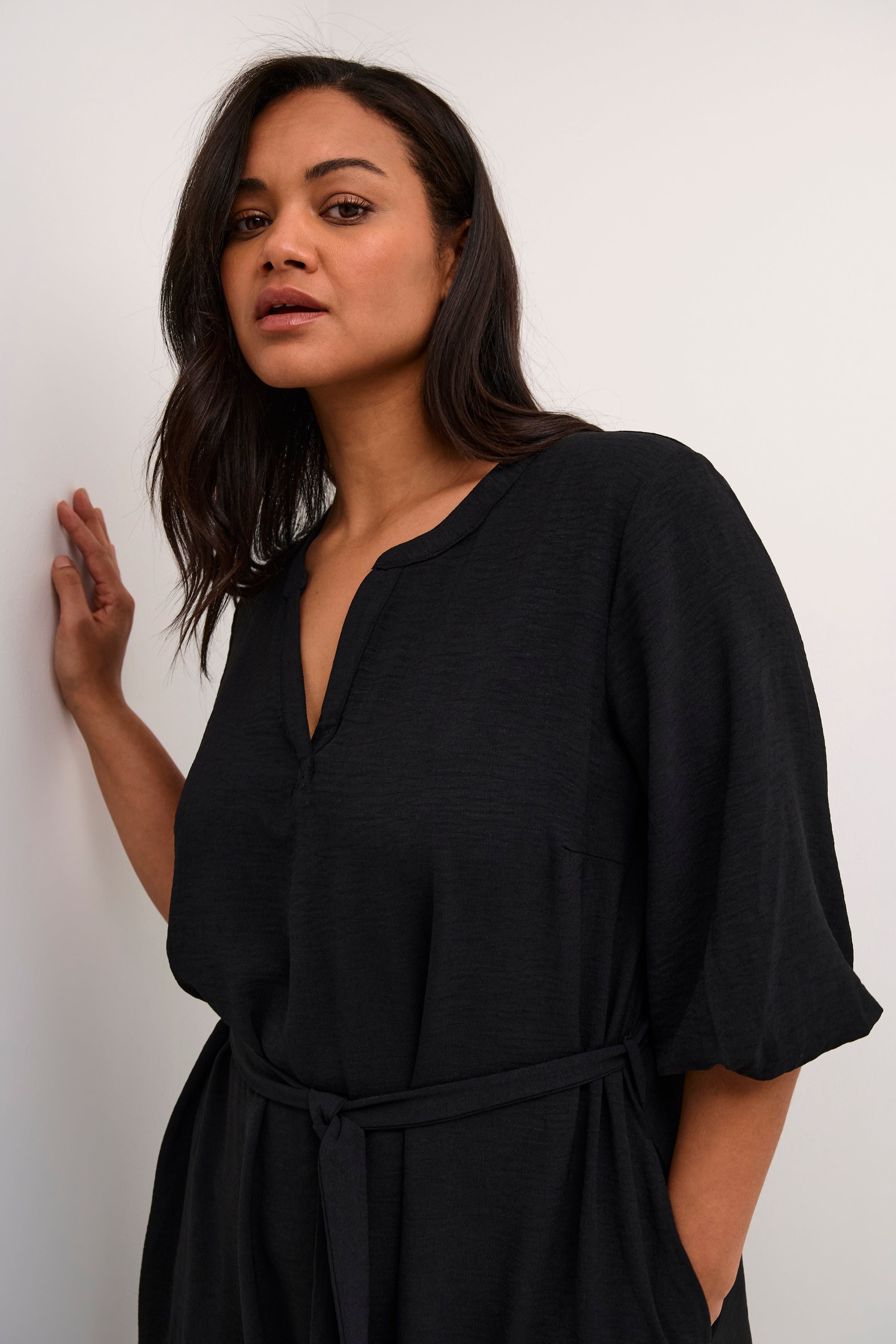 KCdeva Kleid LOOKBOOK DETAIL 10582524-100121