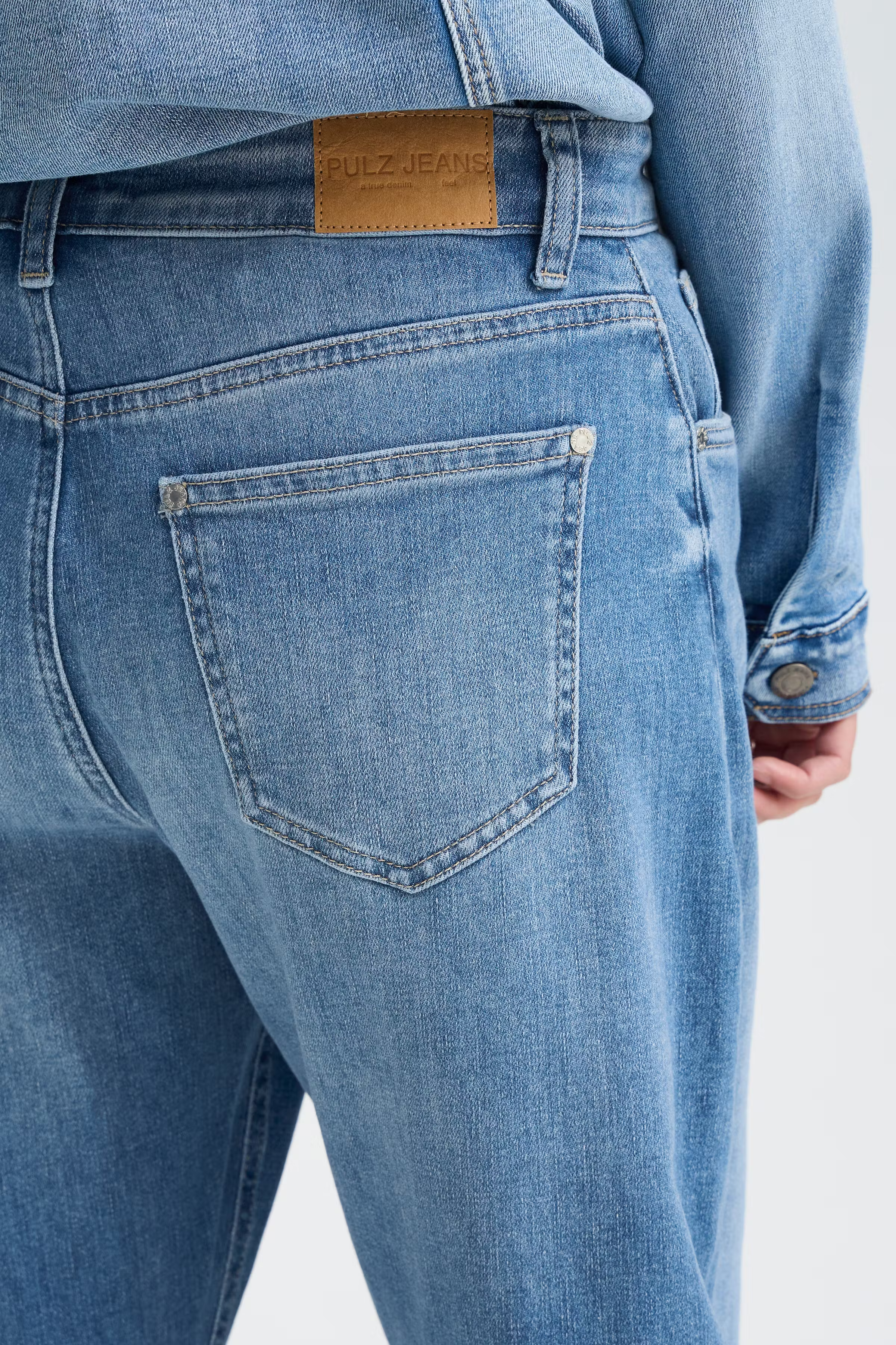PZANNI HW JEANS BARREL LEG LOOKBOOK DETAIL 50210210-200005