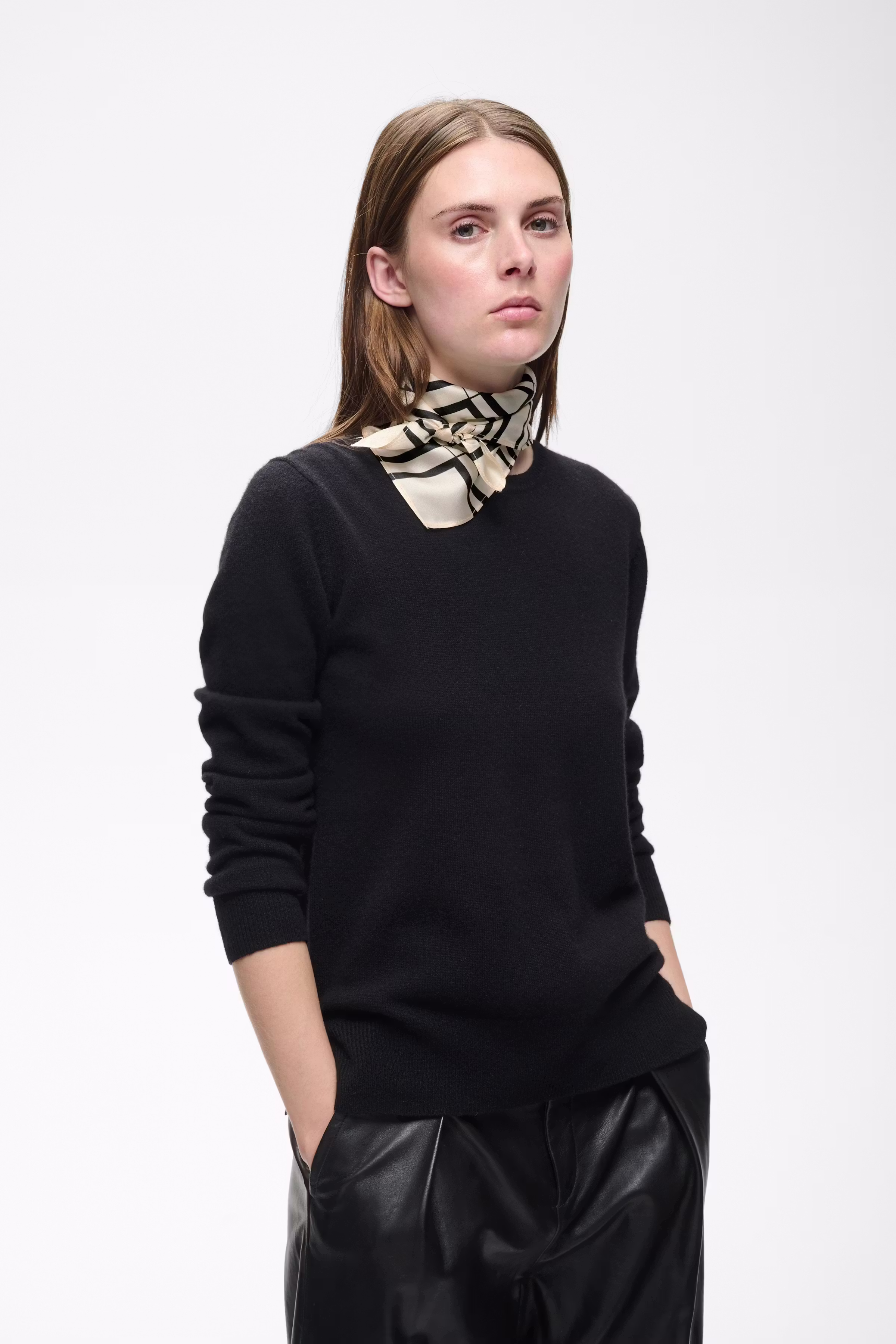 RafiqIW Skjerf LOOKBOOK FRONT 30107632-900014475