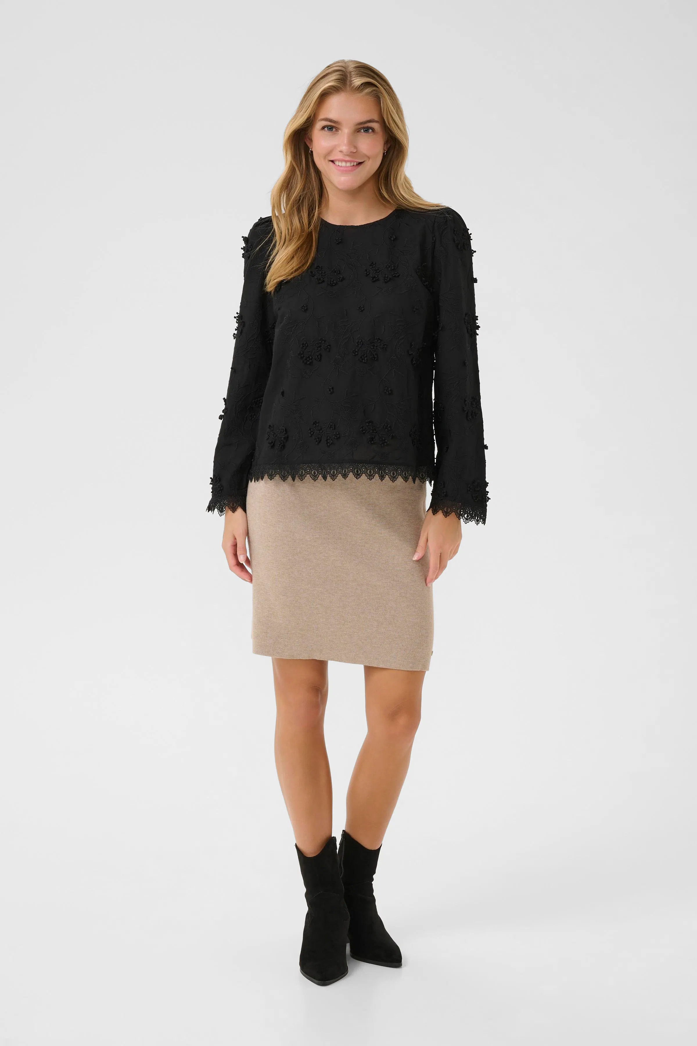 CRHilda Blouse LOOKBOOK FRONT 10614155-100120