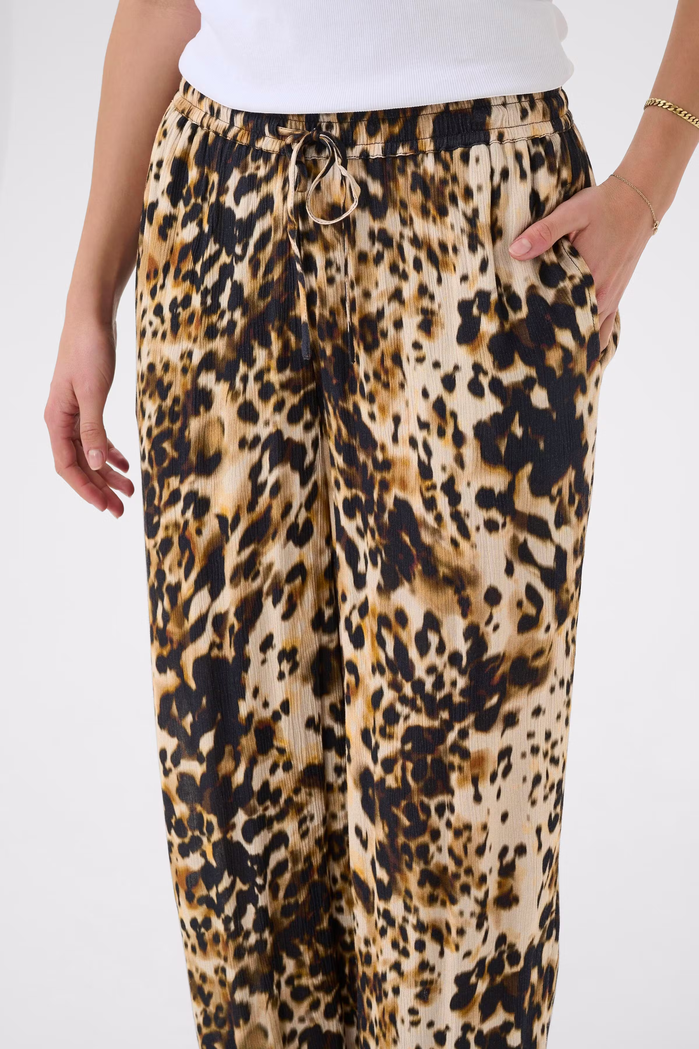 KAthora Hose LOOKBOOK DETAIL 10510037-107550