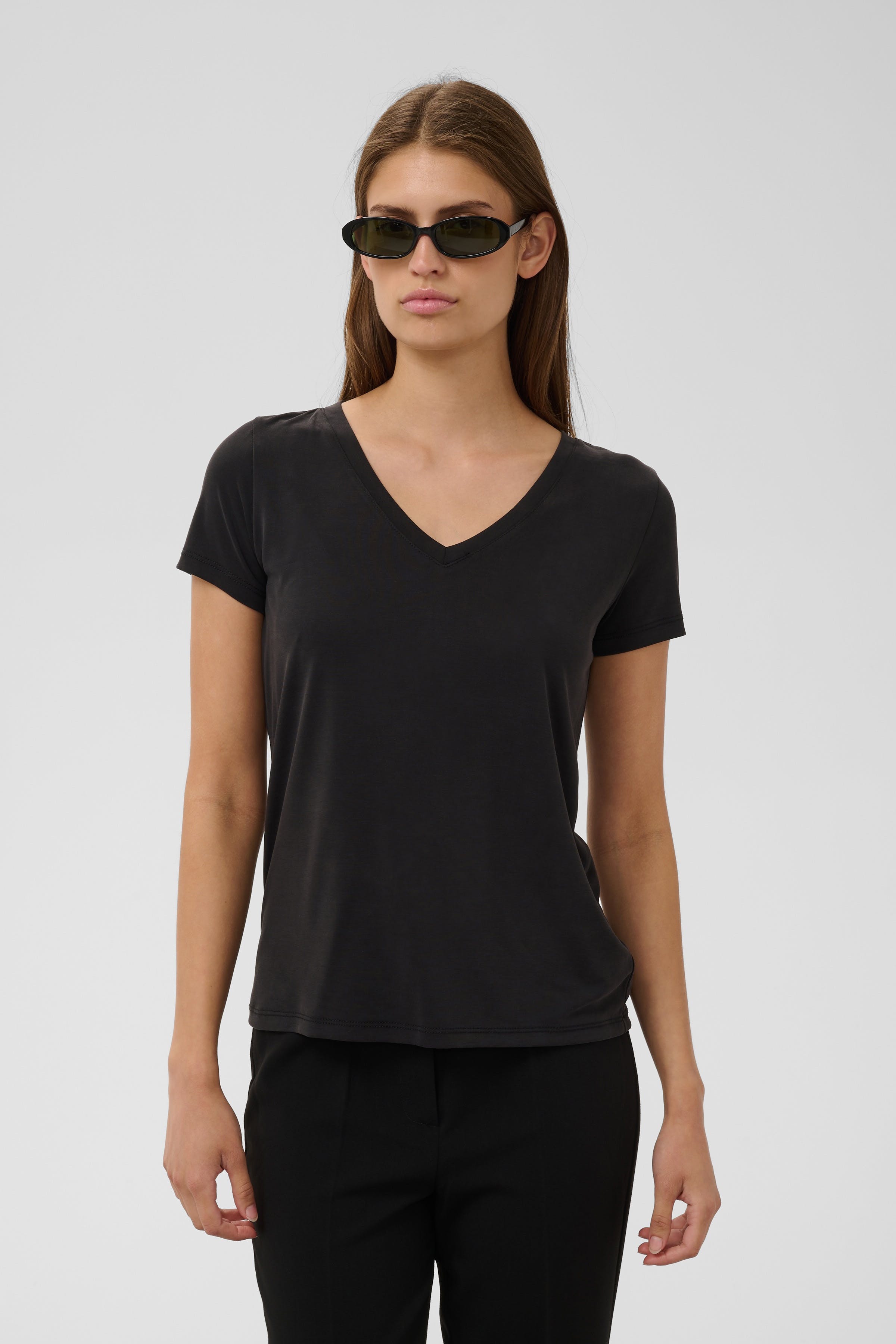 SLColumbine V-neck T-shirt LOOKBOOK FRONT 30404284-40050