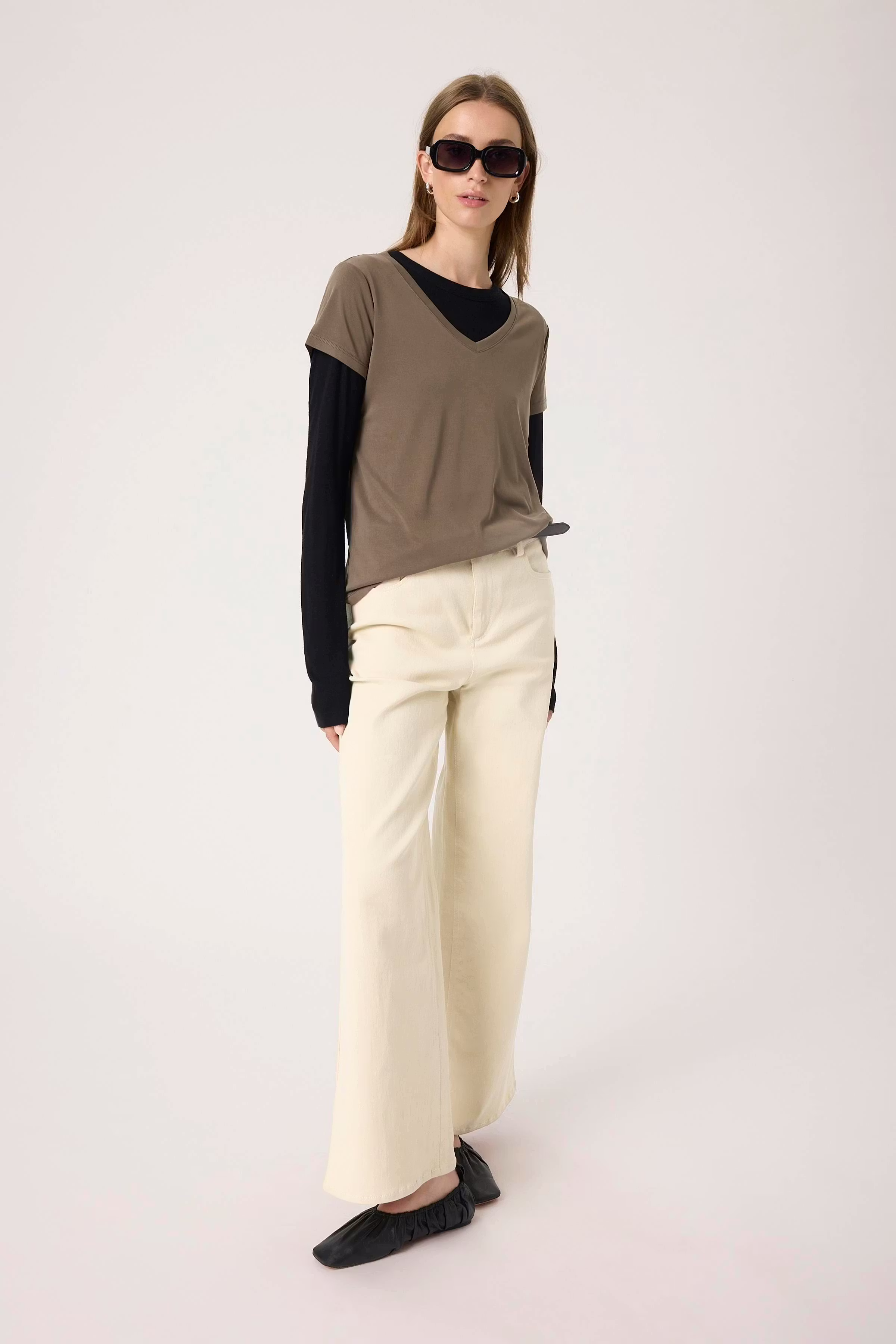SLColumbine V-neck T-shirt LOOKBOOK FRONT 30404284-190822