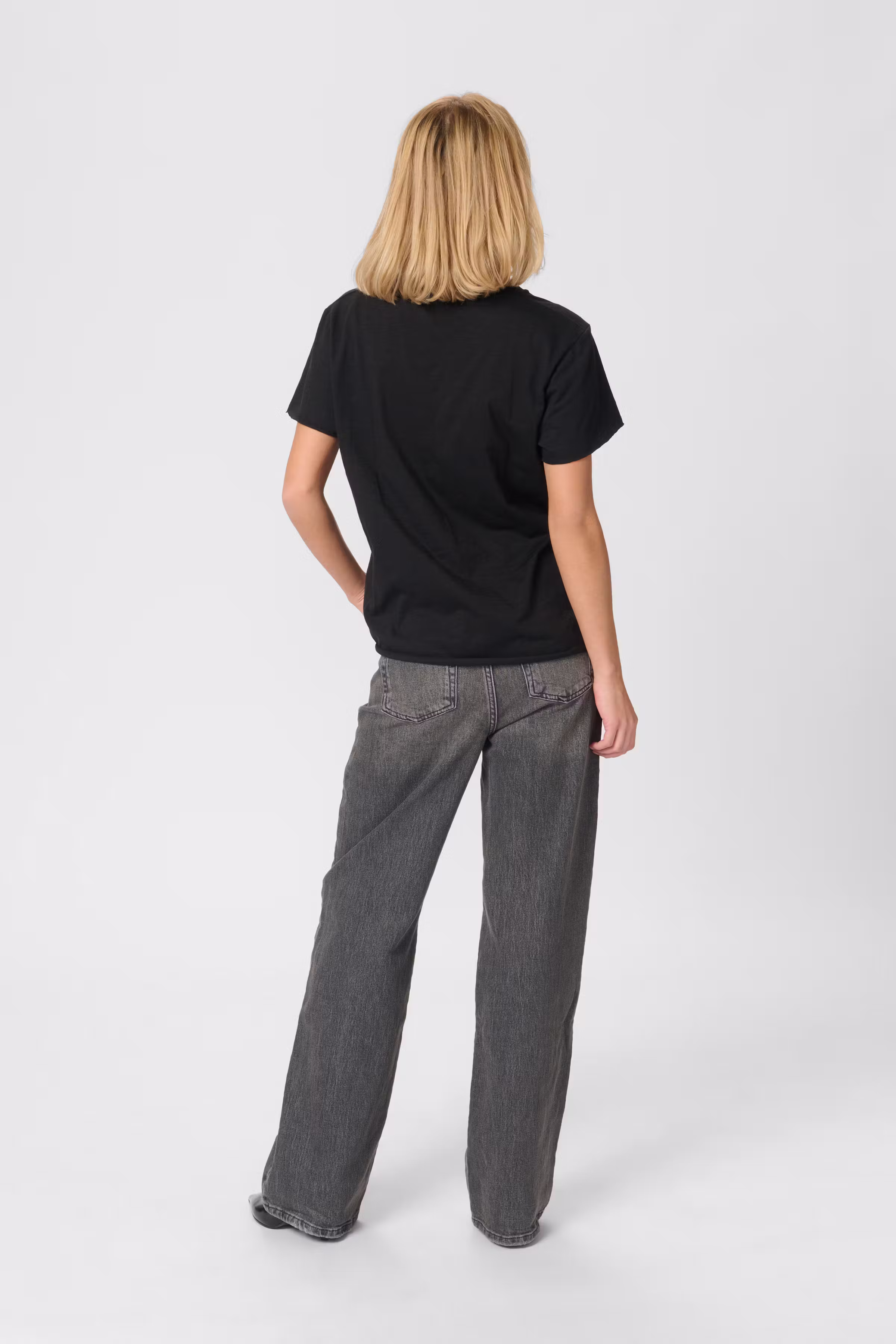 08 THE VTEE LOOKBOOK BACK 10703585-100031