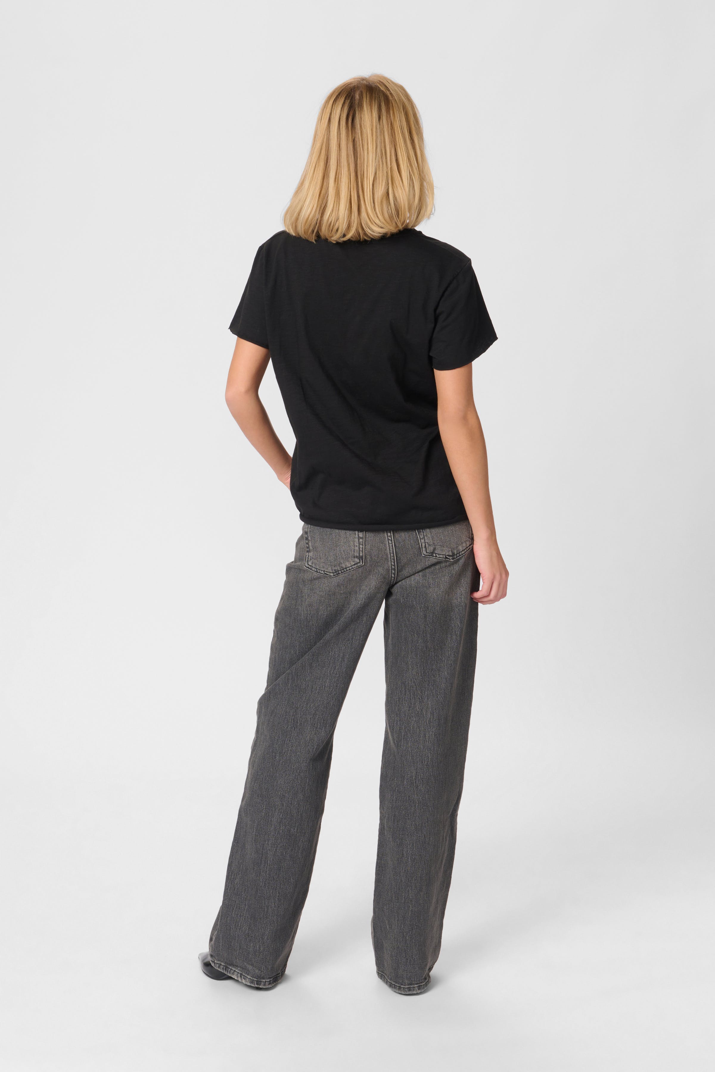 08 THE VTEE LOOKBOOK BACK 10703585-100031