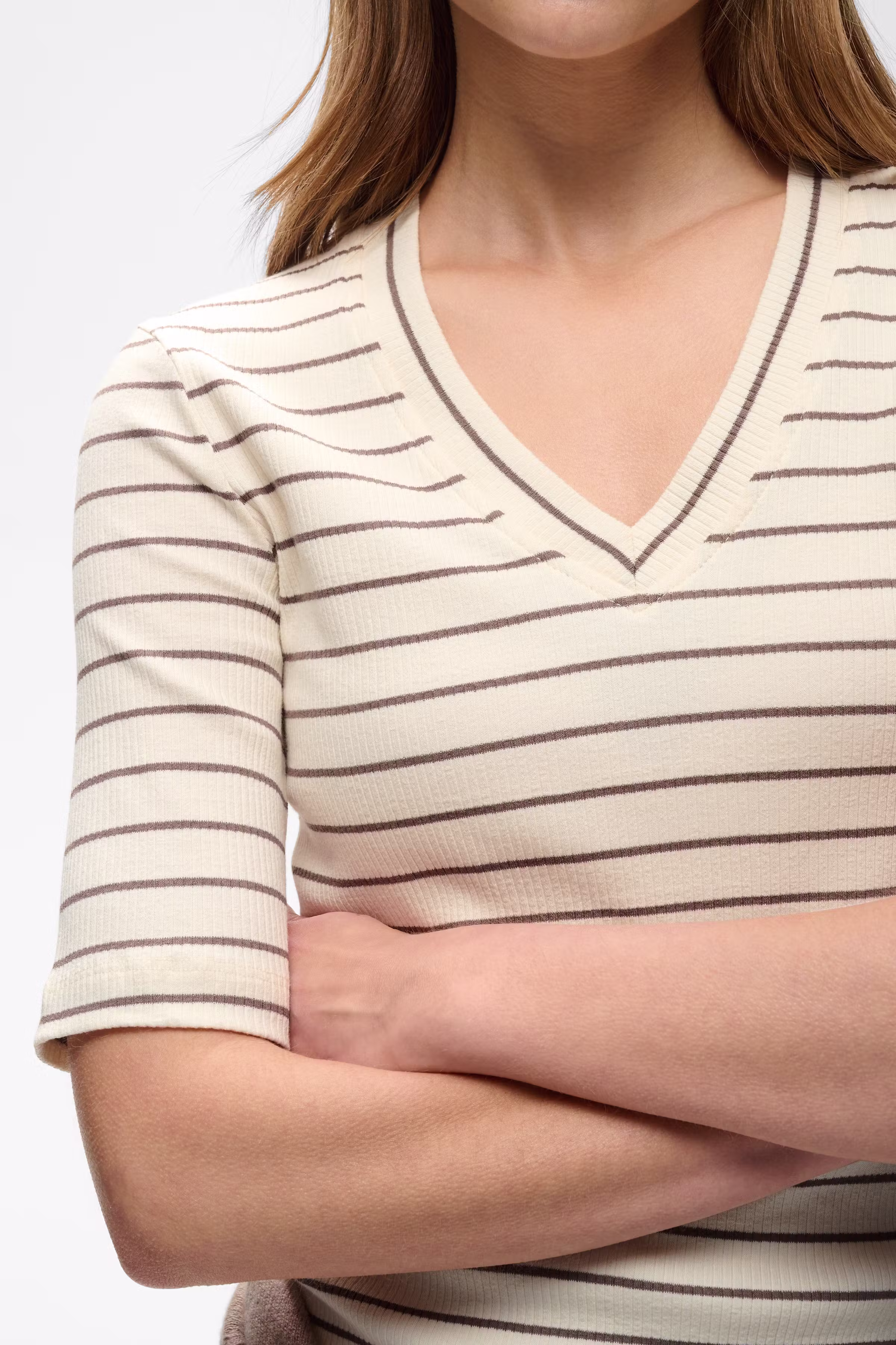 DagnaIW Striped V T-shirt LOOKBOOK DETAIL 30107270-305171