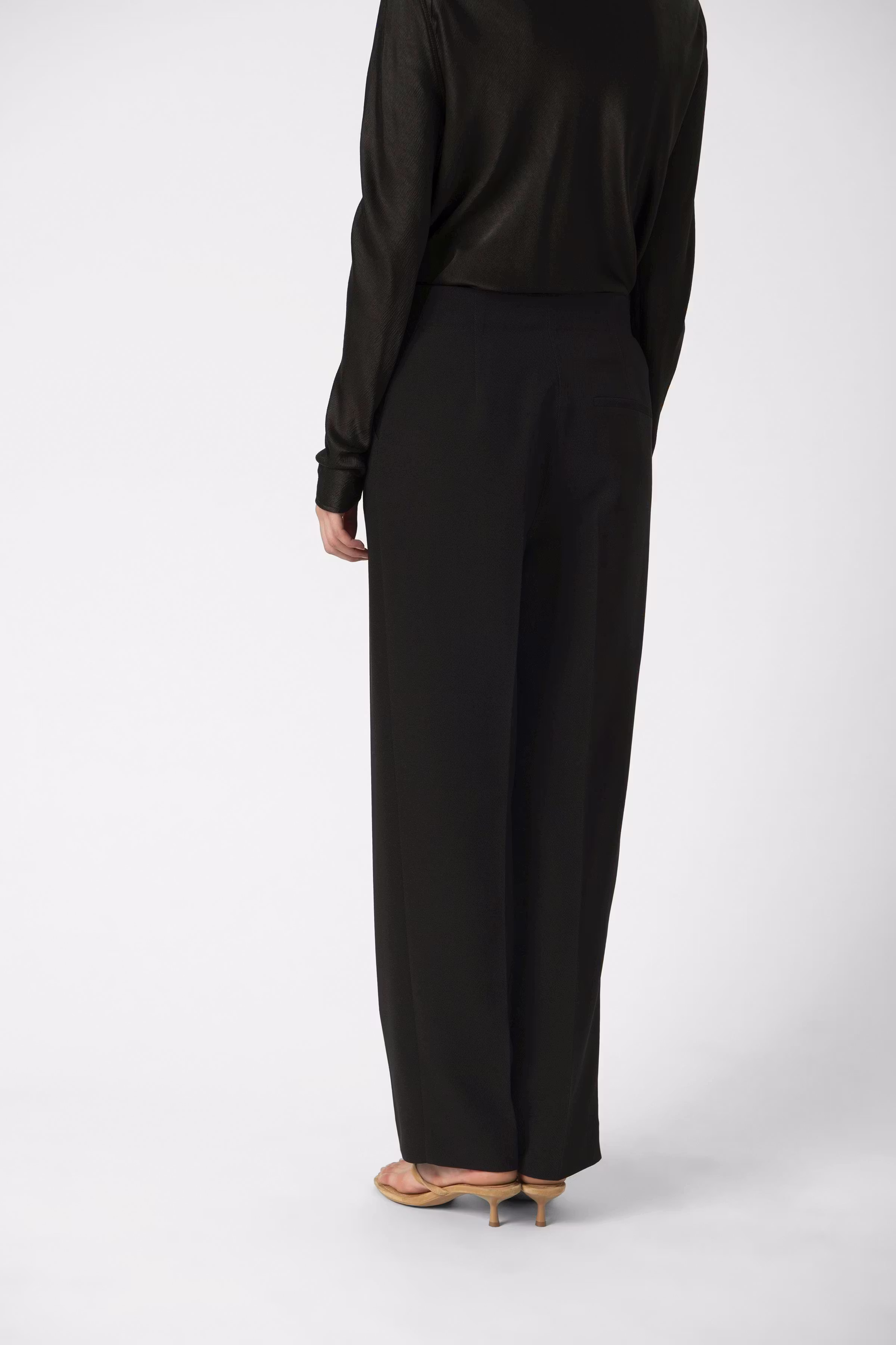 SLSarina Hose LOOKBOOK BACK 30408642-194008