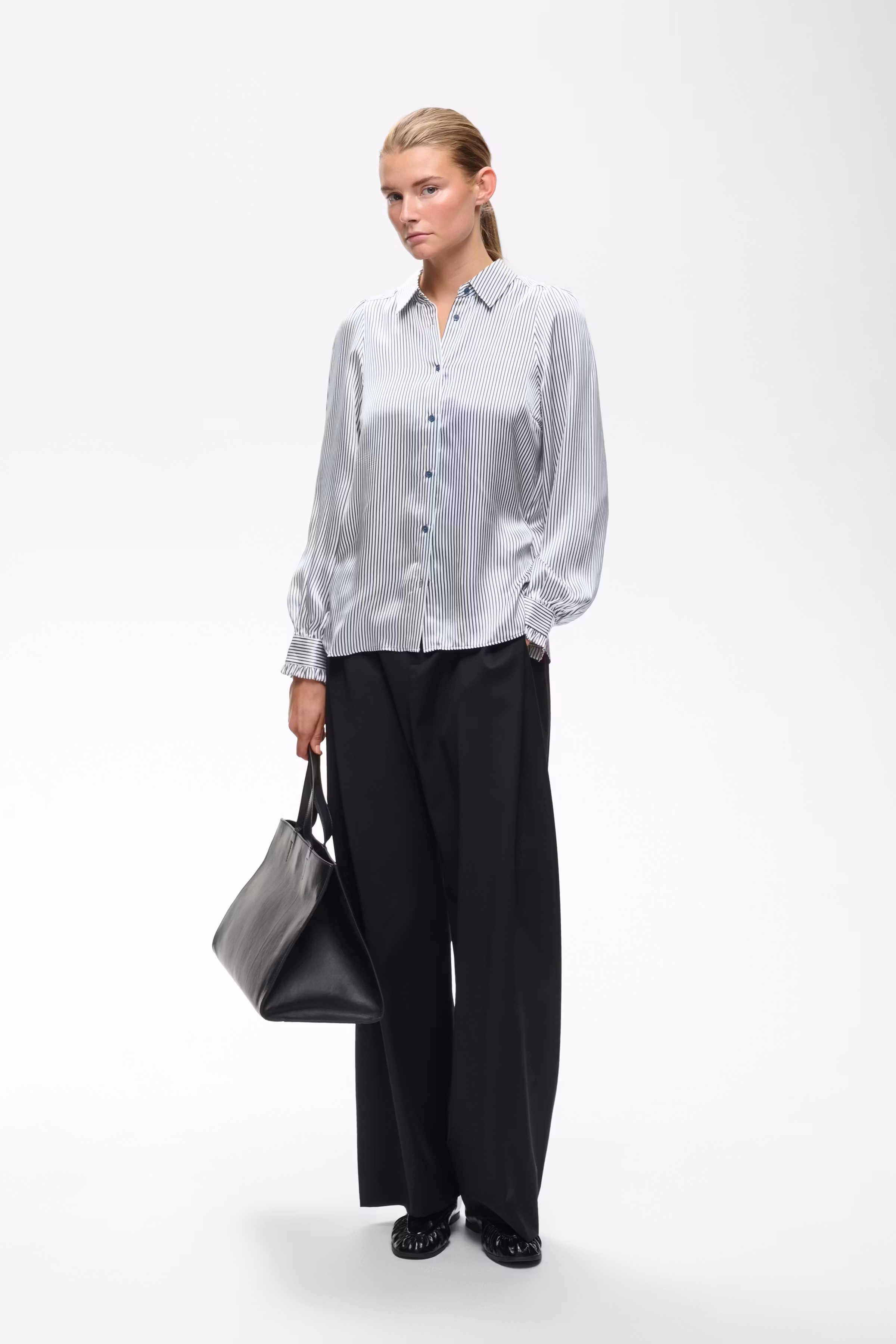 LarinaIW Shirt LOOKBOOK FRONT 30110622-304097