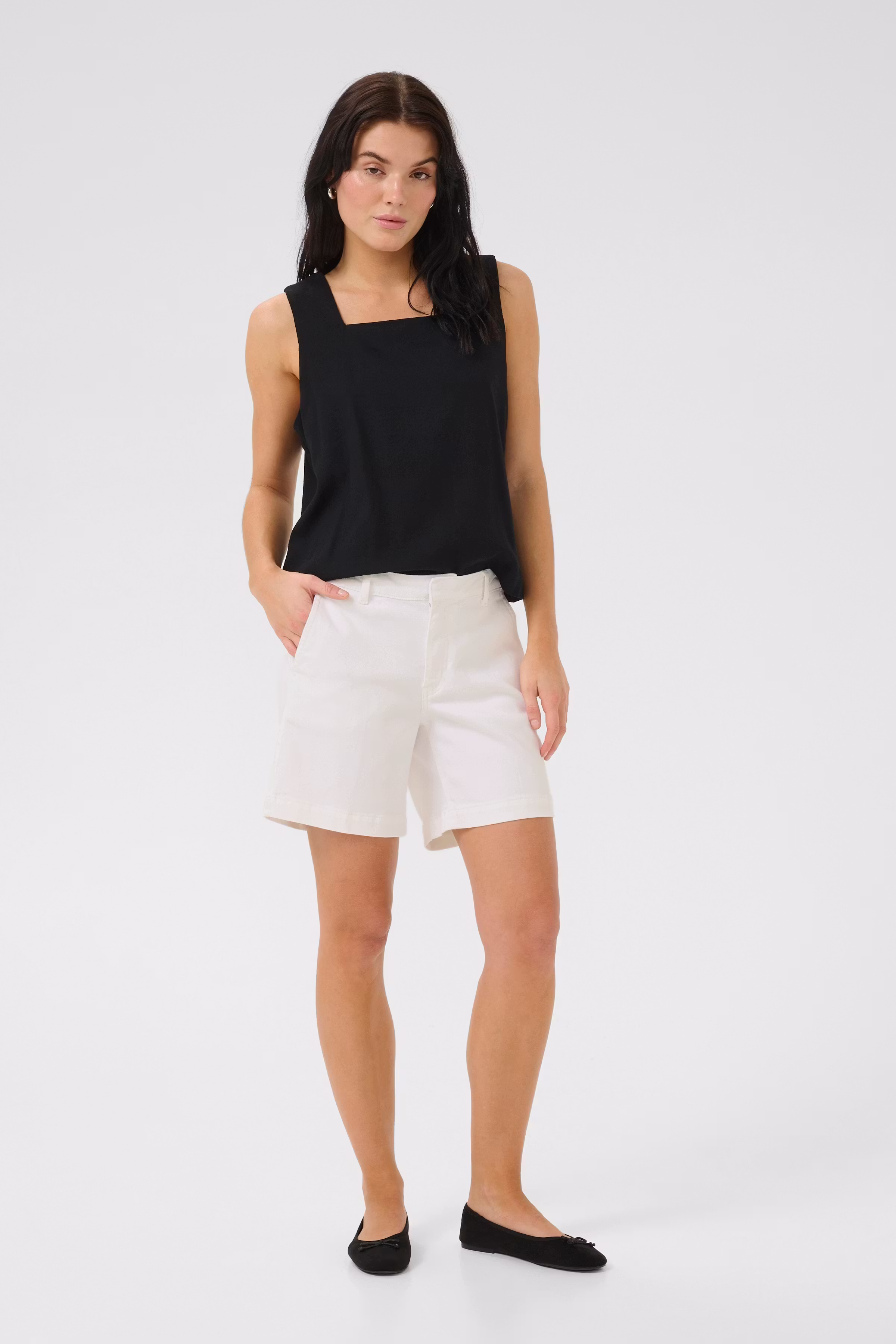 LaraMW Shorts LOOKBOOK FRONT 10704301-110601