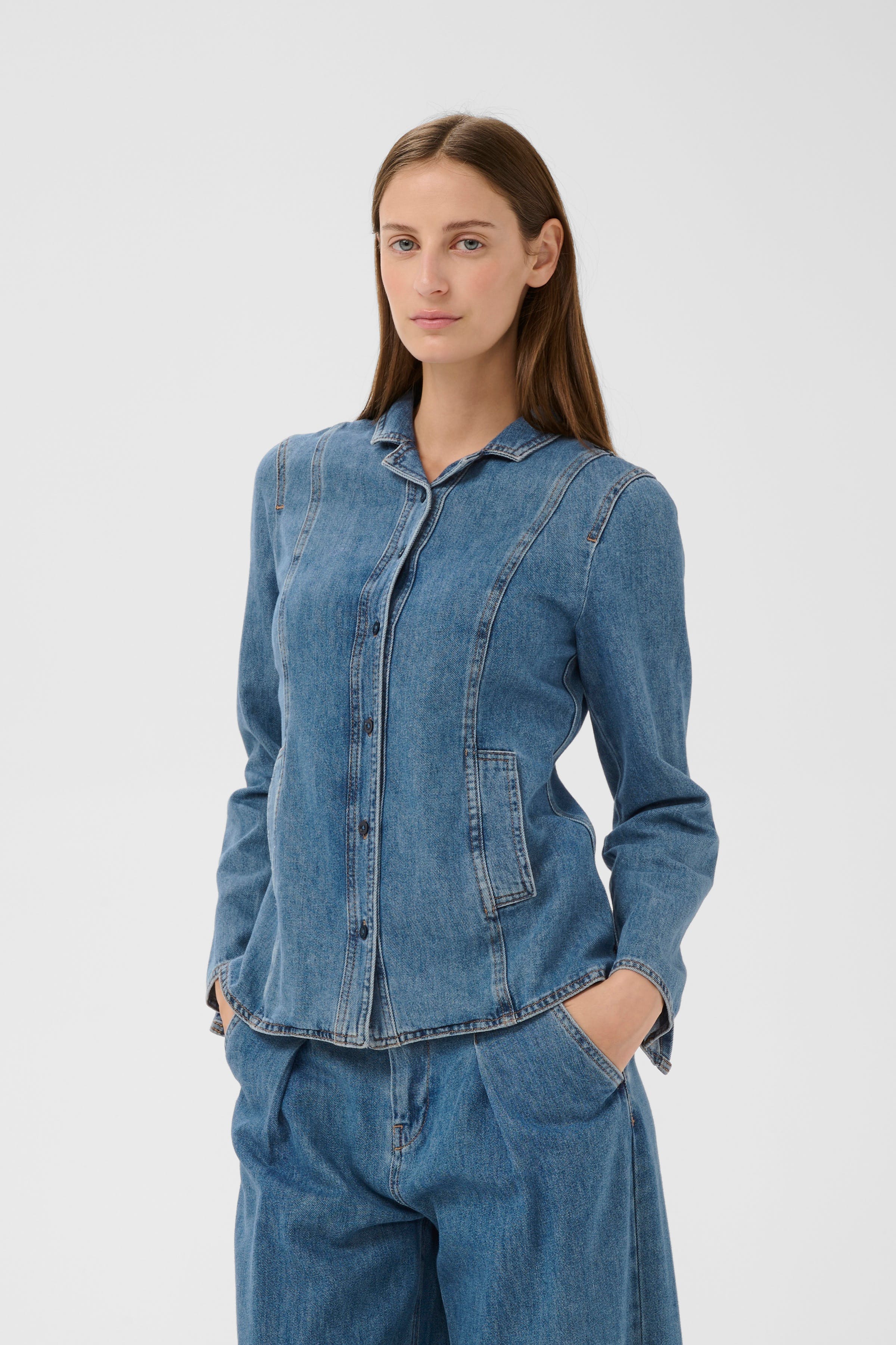 DOPHINAIW Fitted denim Hemd LOOKBOOK FRONT 30112322-900006619