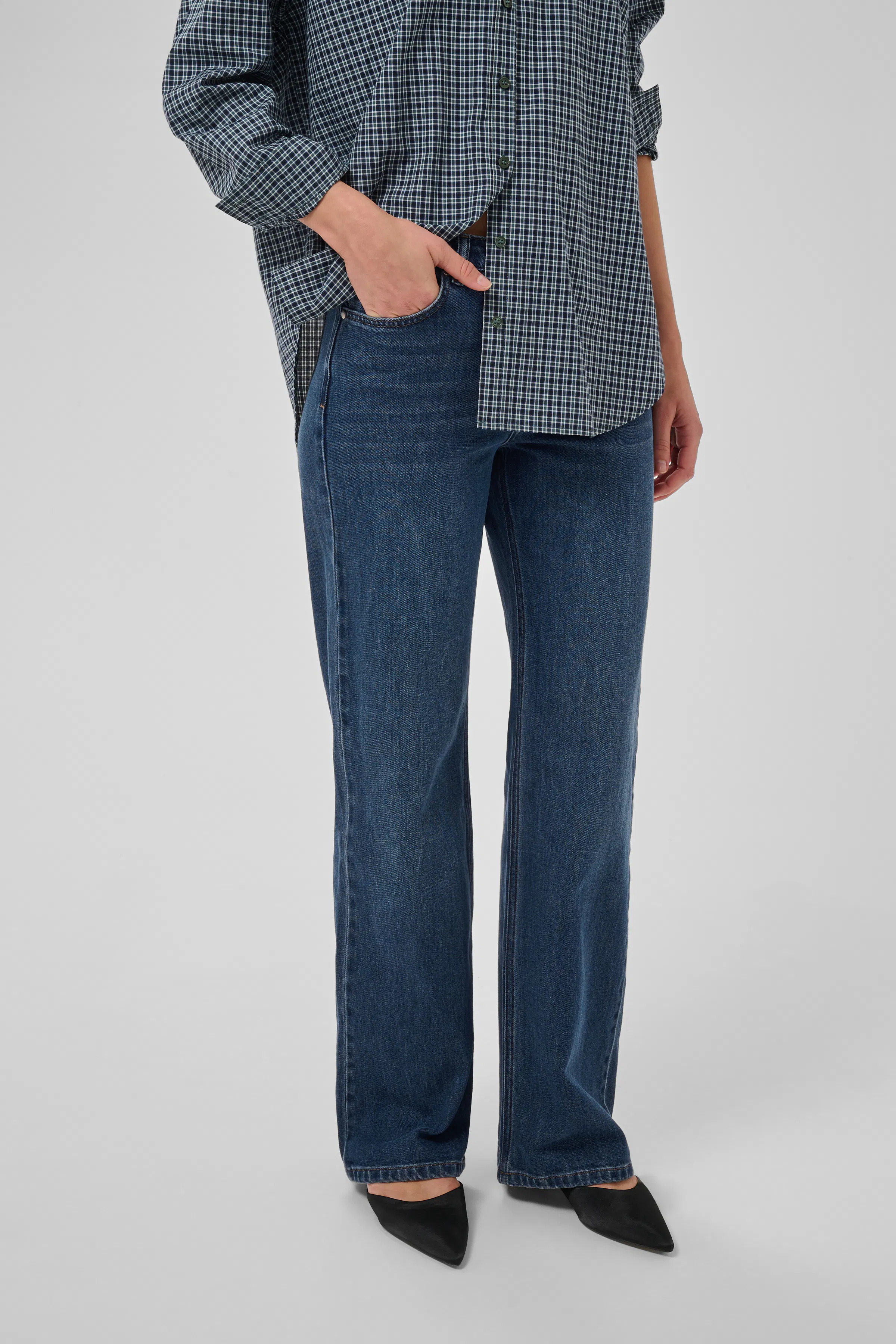 05 THE LOUIS HIGH WIDE JEANS LOOKBOOK FRONT 10704222-100062