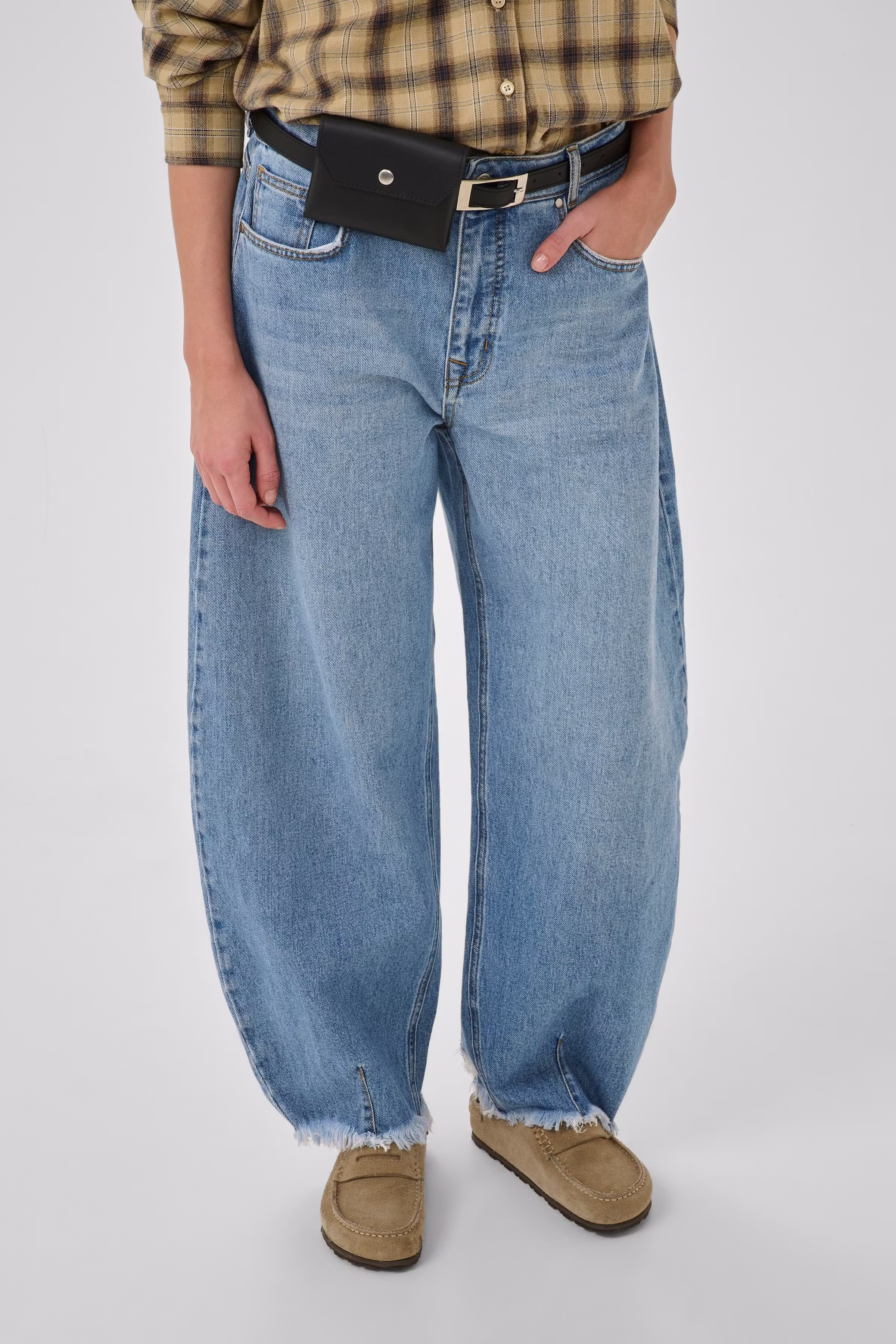 LucyMW Loose Barrel Jeans LOOKBOOK FRONT 10705259-100053