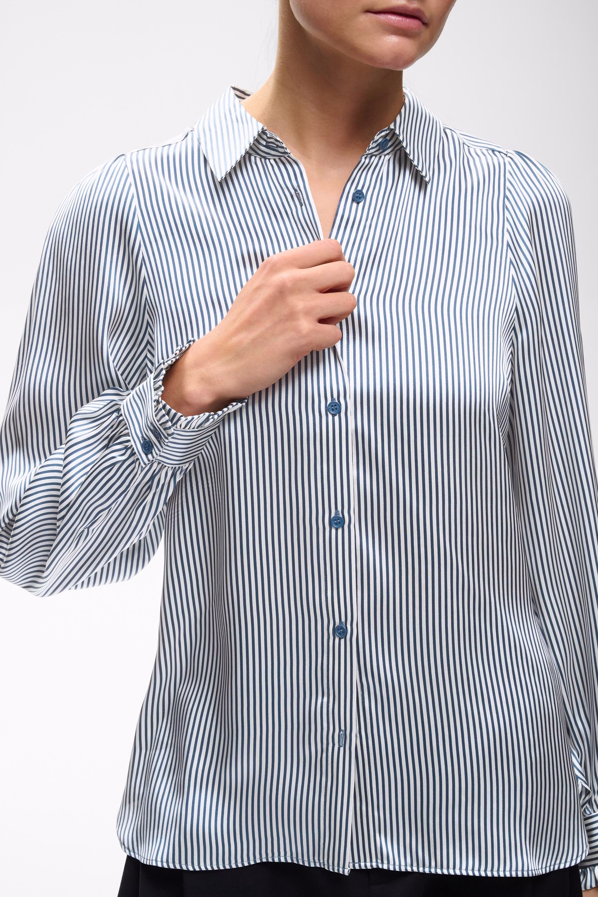 LarinaIW Shirt LOOKBOOK DETAIL 30110622-304097